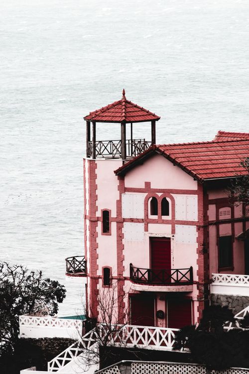 Free A picturesque house by the sea in Algiers, showcasing vibrant architecture and coastal charm. Stock Photo