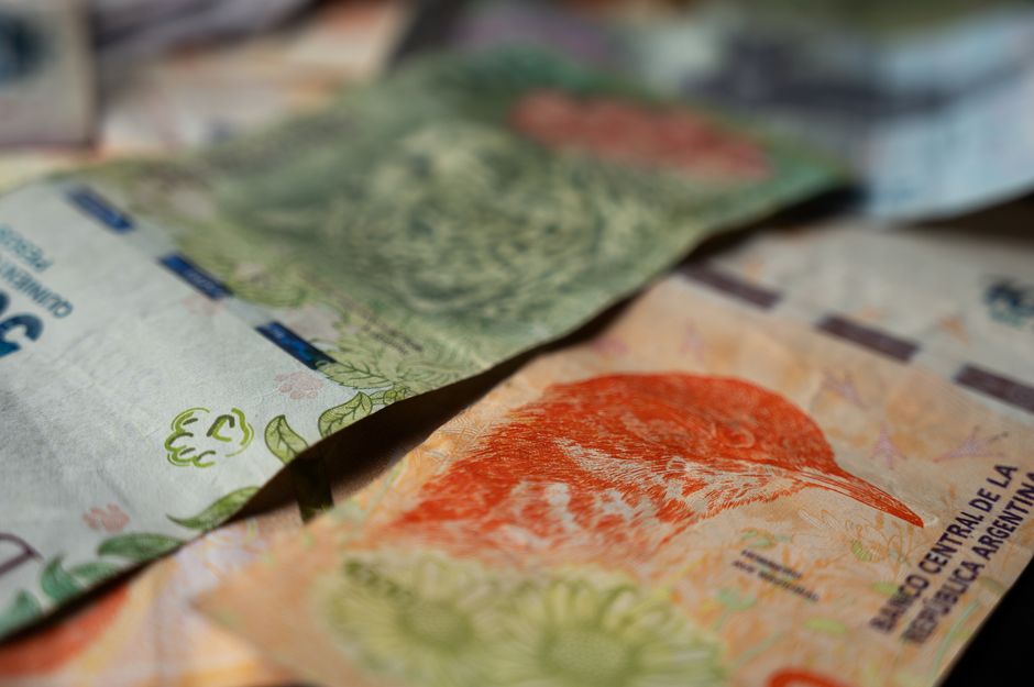 Central Bank Signals and Mixed Economic Data Keep Forex Markets on Edge
