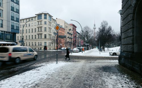 Free A snowy Berlin street scene featuring the iconic TV tower during winter. Stock Photo