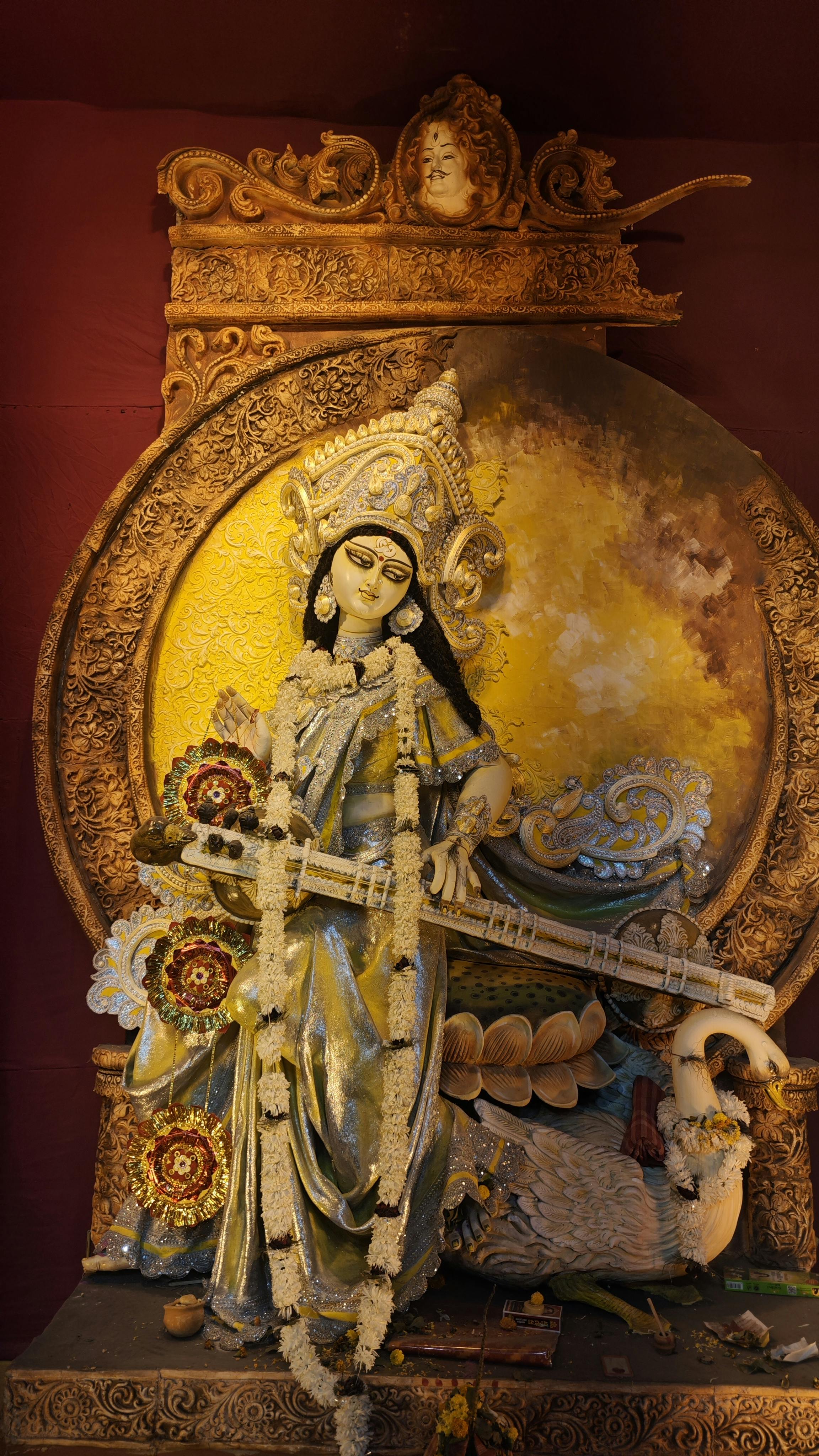 Ücretsiz Üzerinde veena çalgısı bulunan ve ince işçilikli oymalarla bezeli, Tanrıça Saraswati'nin muhteşem heykeli. Stok Fotoğraflar