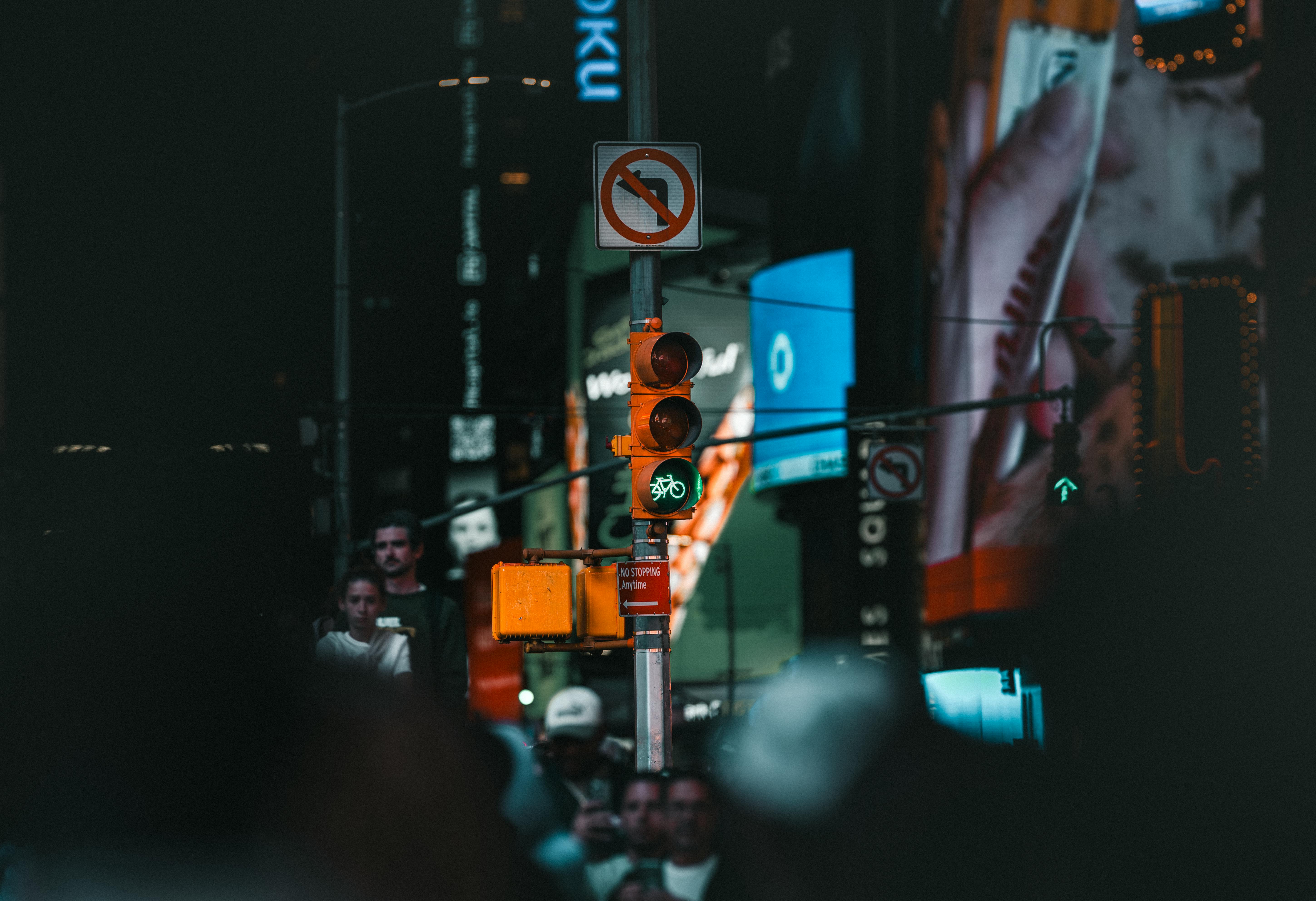 grátis Semáforos e placas da Times Square à noite, com uma multidão desfocada. Foto profissional