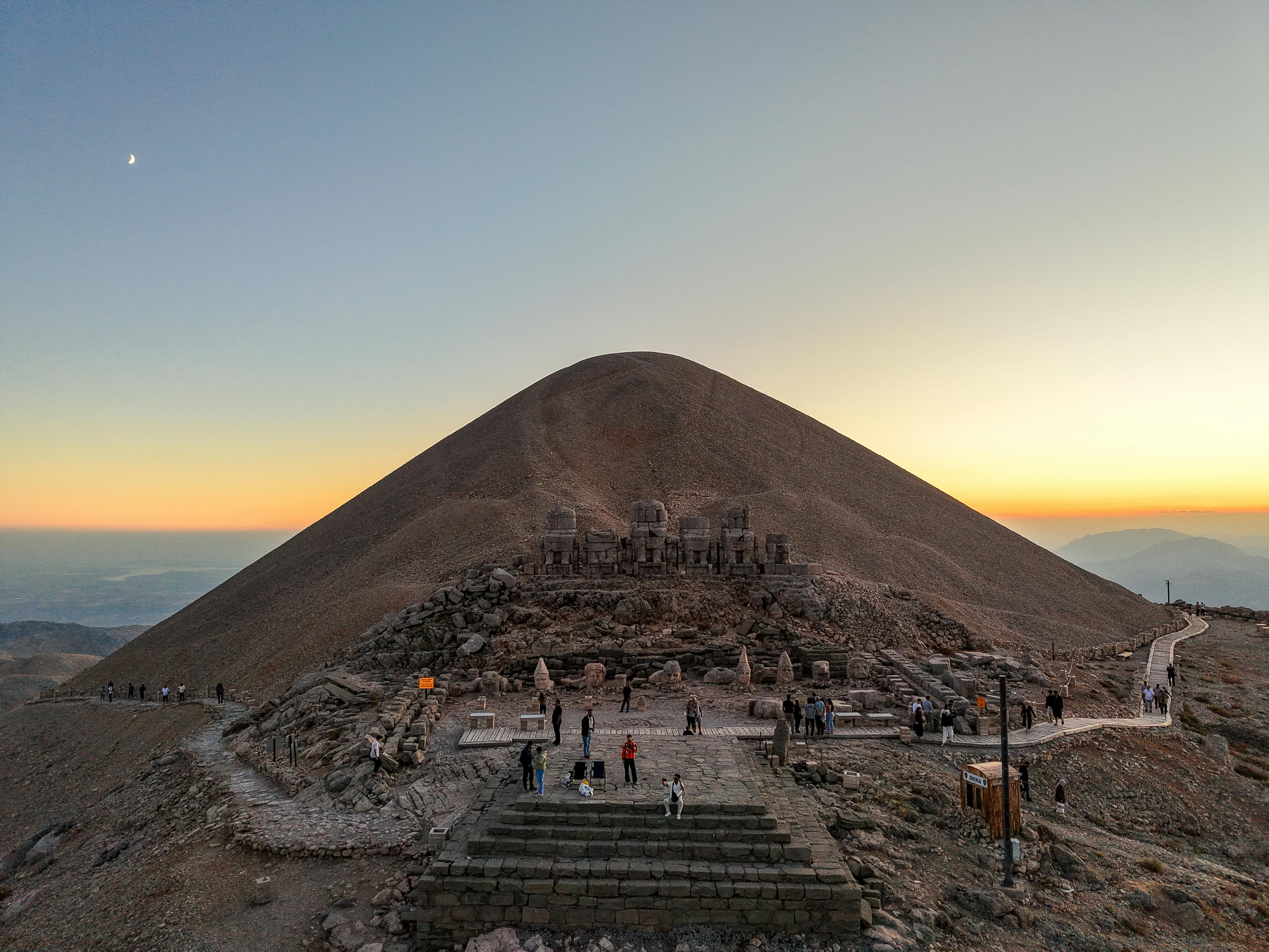 Nemrut Dağı'nın Doğal Güzellikleri ve Anadolu Kültürüne Etkisi – blog görseli