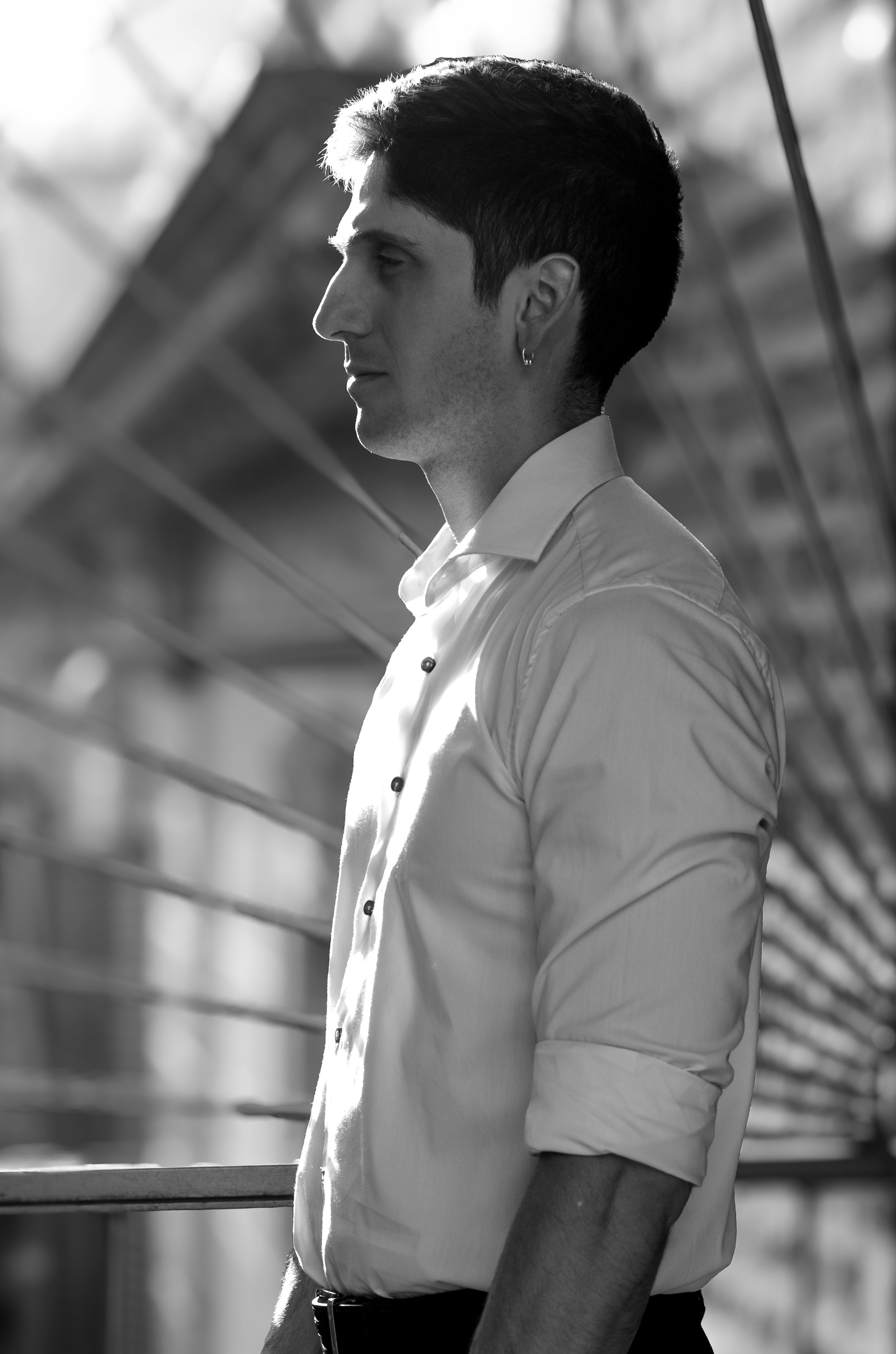 Black and white profile portrait of a man in Buenos Aires with strong light and shadow effects.