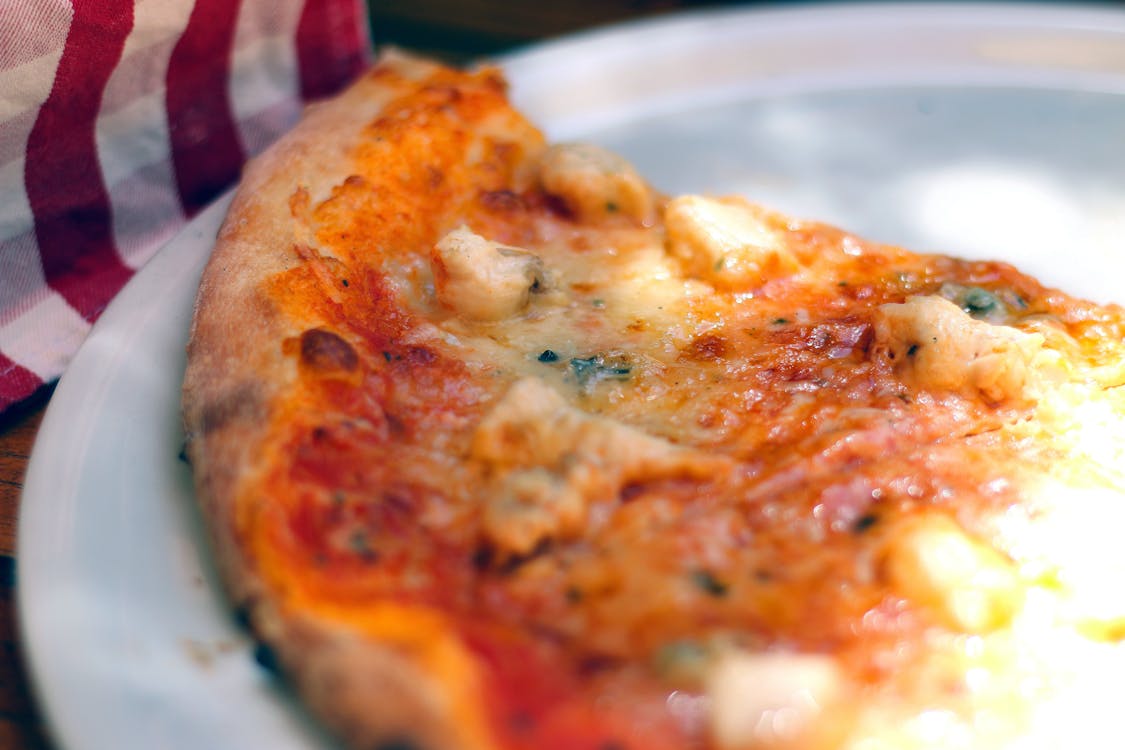 Kostenlos Pizza Auf Rundem Weißen Teller Stock-Foto