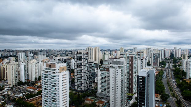 俯瞰繁华的城市，高耸的摩天大楼与多云的天空尽收眼底
