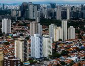 高角度视角下的城市景观，以密集的摩天大楼和住宅楼为特色