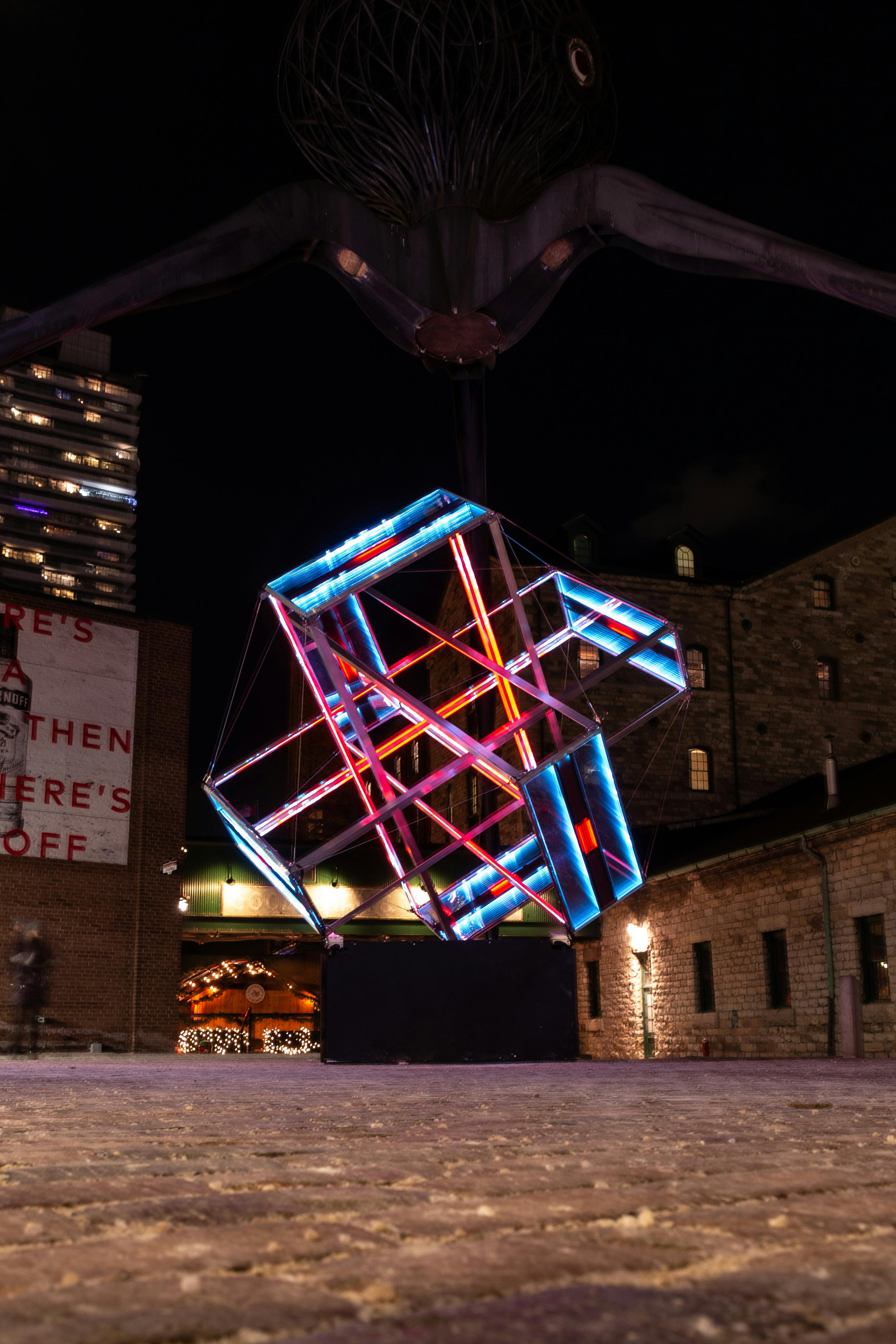 夜间，城市环境中色彩缤纷的几何结构被照亮