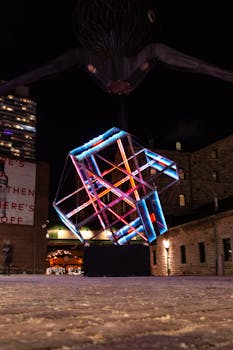 夜间，城市环境中色彩缤纷的几何结构被照亮