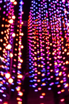 彩色散焦灯在夜间创造出充满活力的抽象散景效果