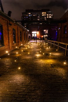 宁静的夜晚，温暖的串灯照亮了一条乡村砖砌小巷