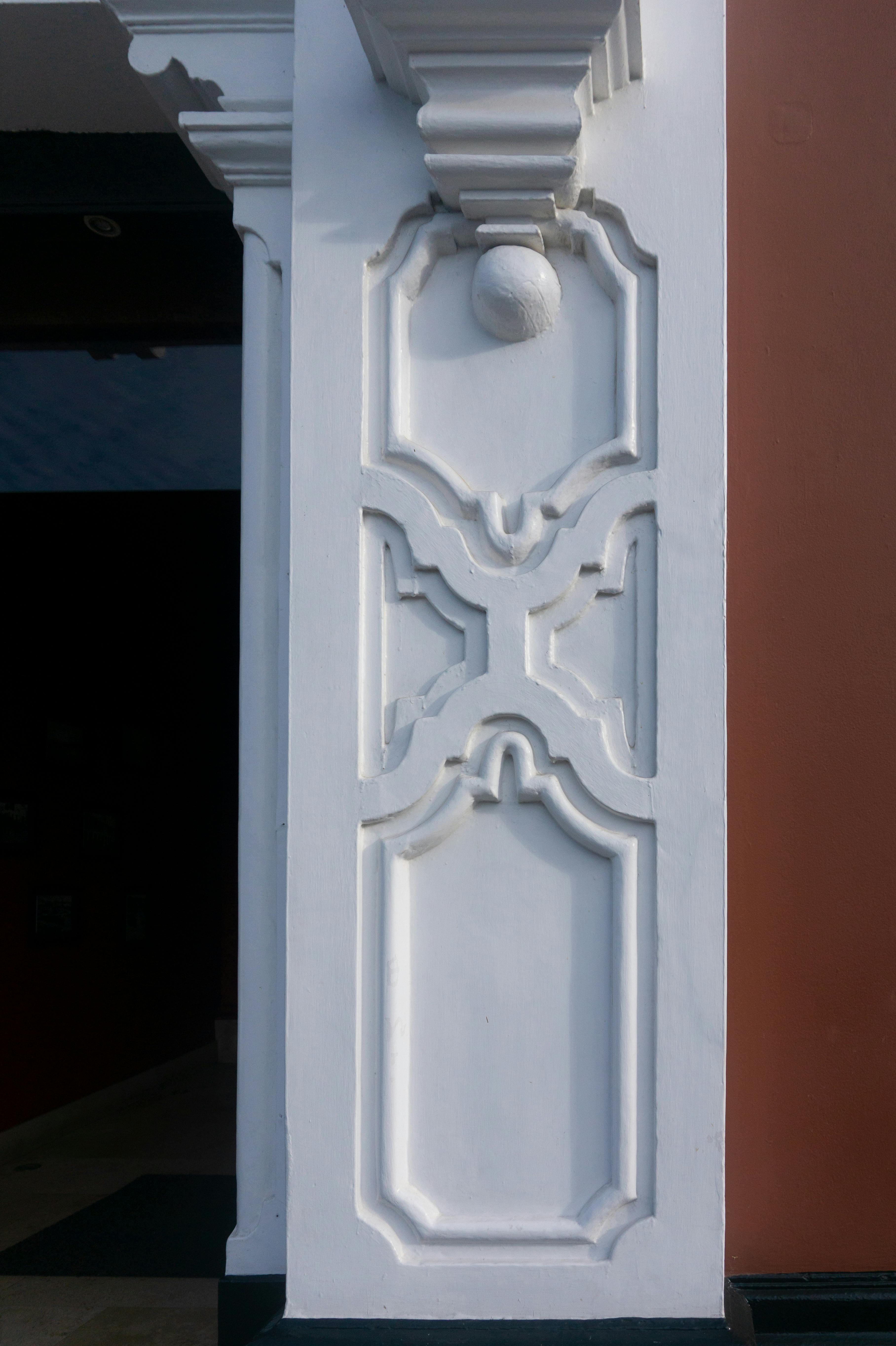 bezplatná Složitý architektonický detail sloupu zobrazující klasické designové prvky. Základová fotografie