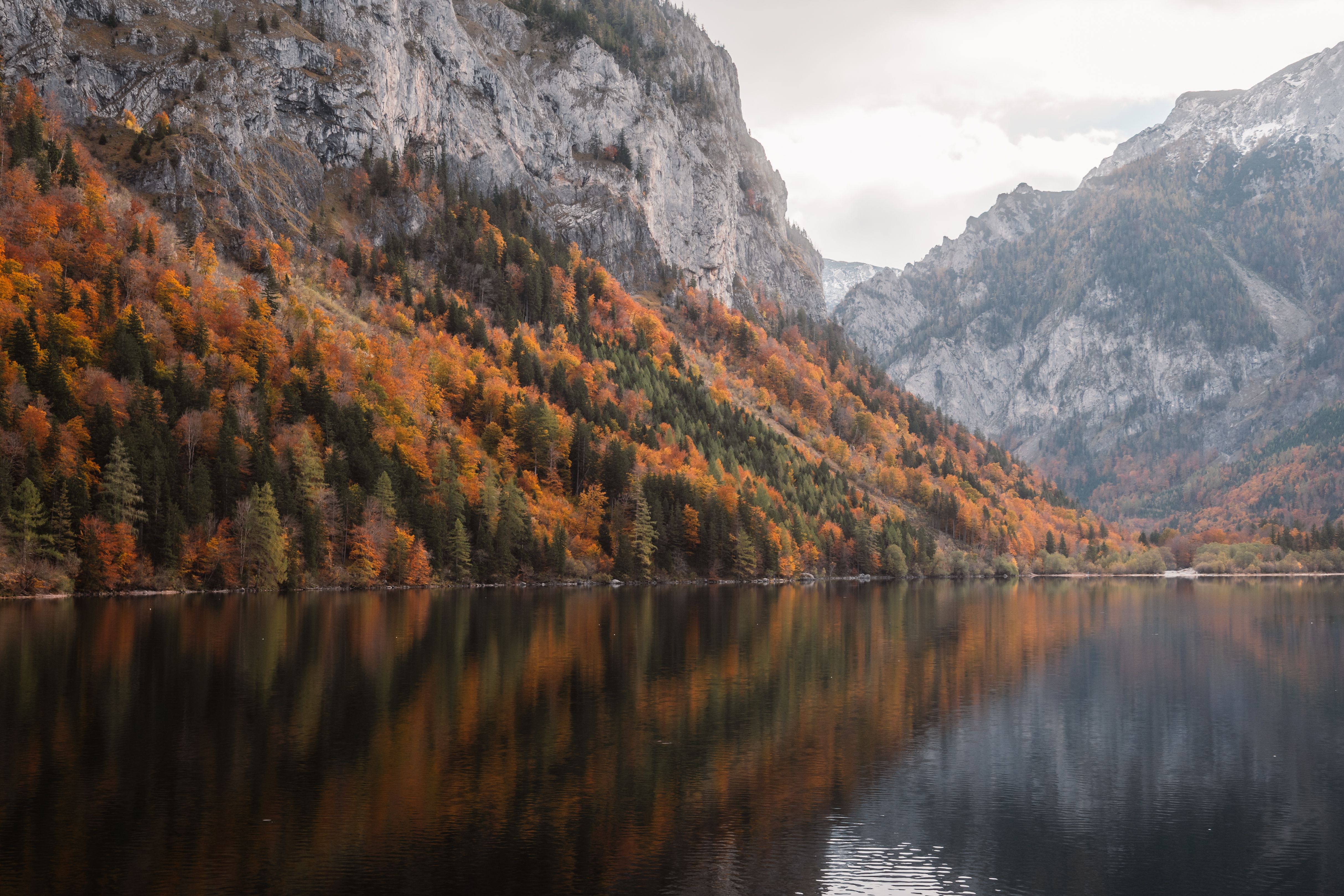 Serene Autumn Landscape with Reflecting Mountain Lake · Free Stock Photo