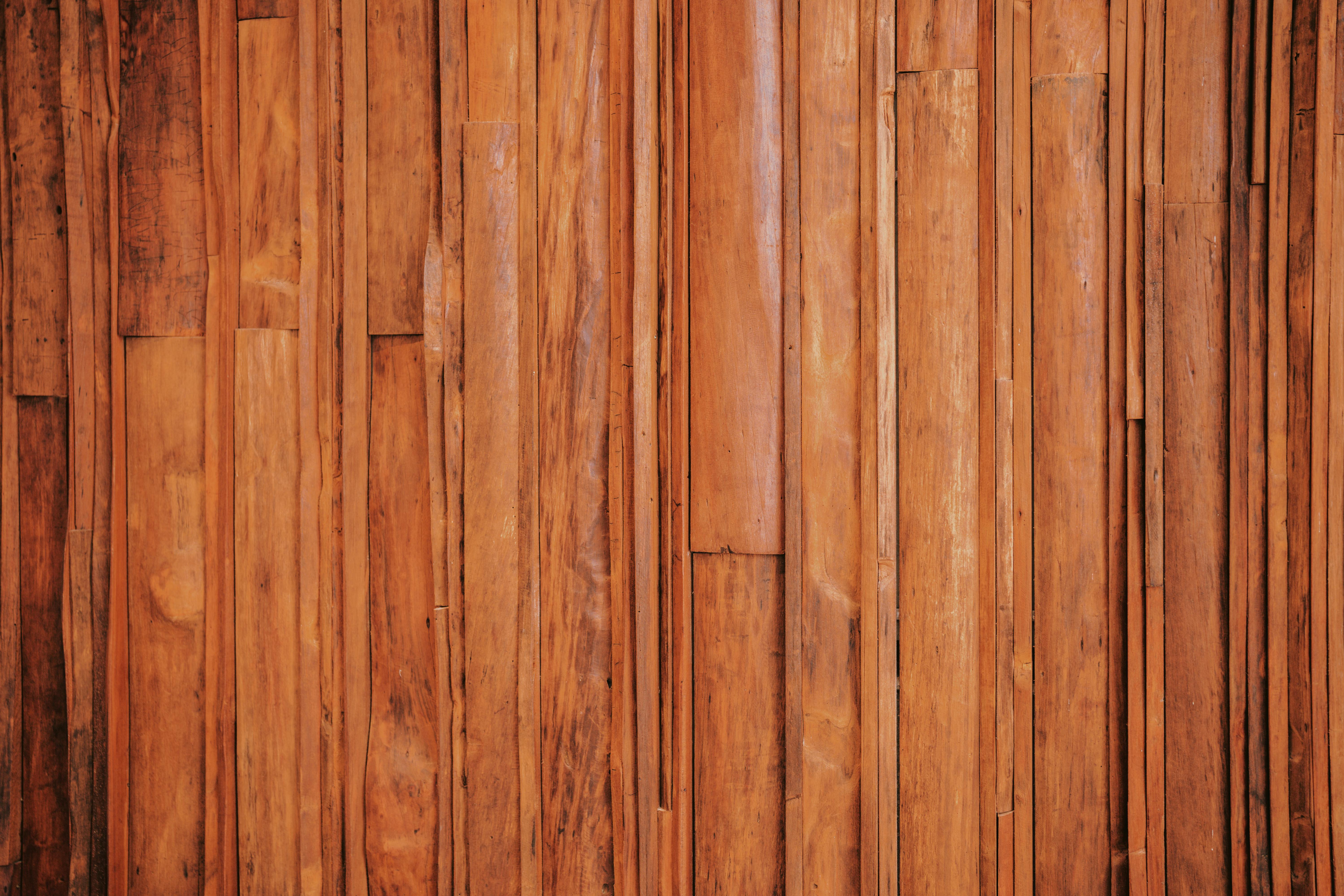 Kostenlos Detailansicht von braunen, rustikalen Holzplanken, ideal für Hintergründe und Texturen. Stock-Foto