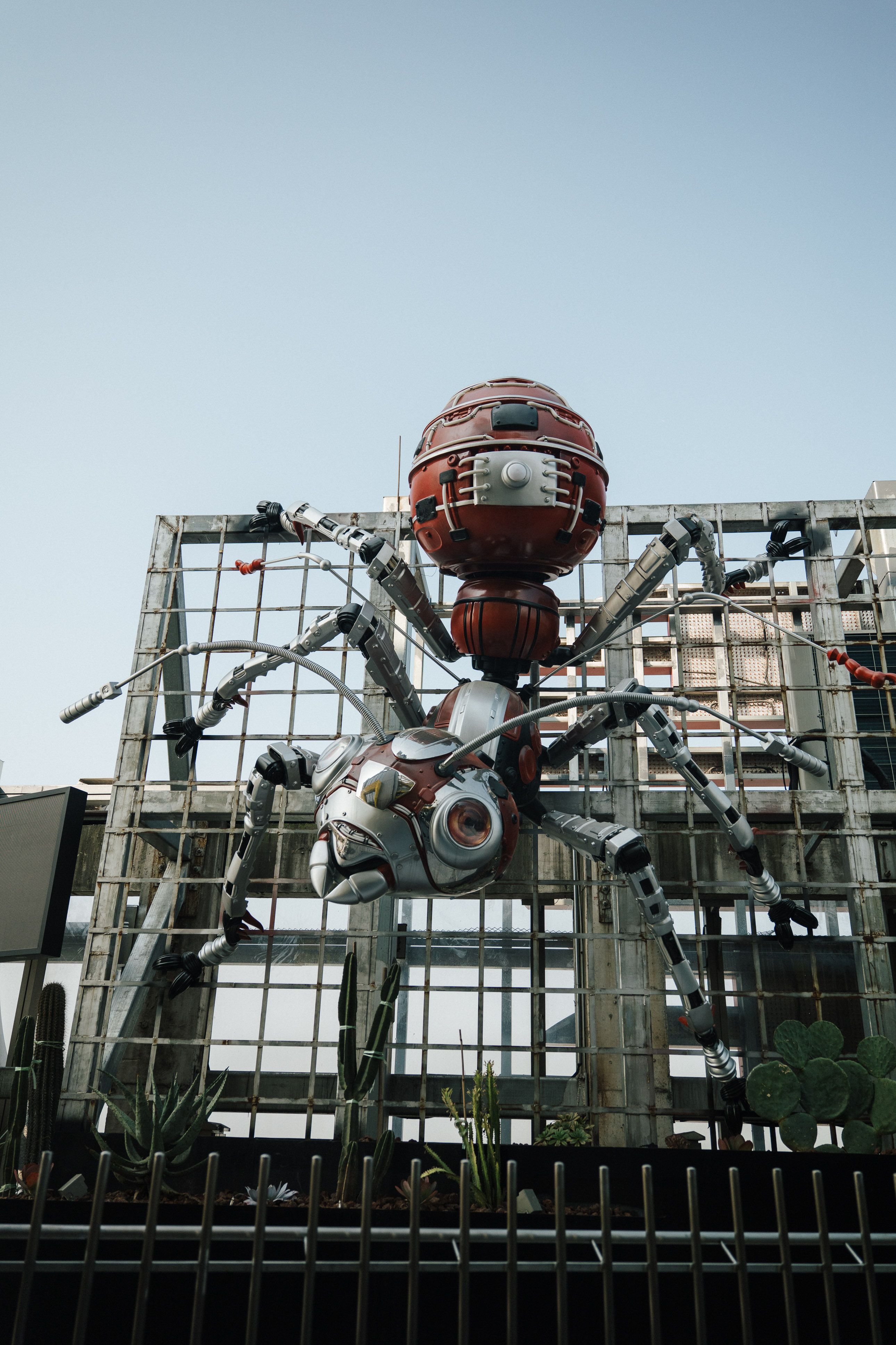 Giant Mechanical Spider in Urban Setting · Free Stock Photo