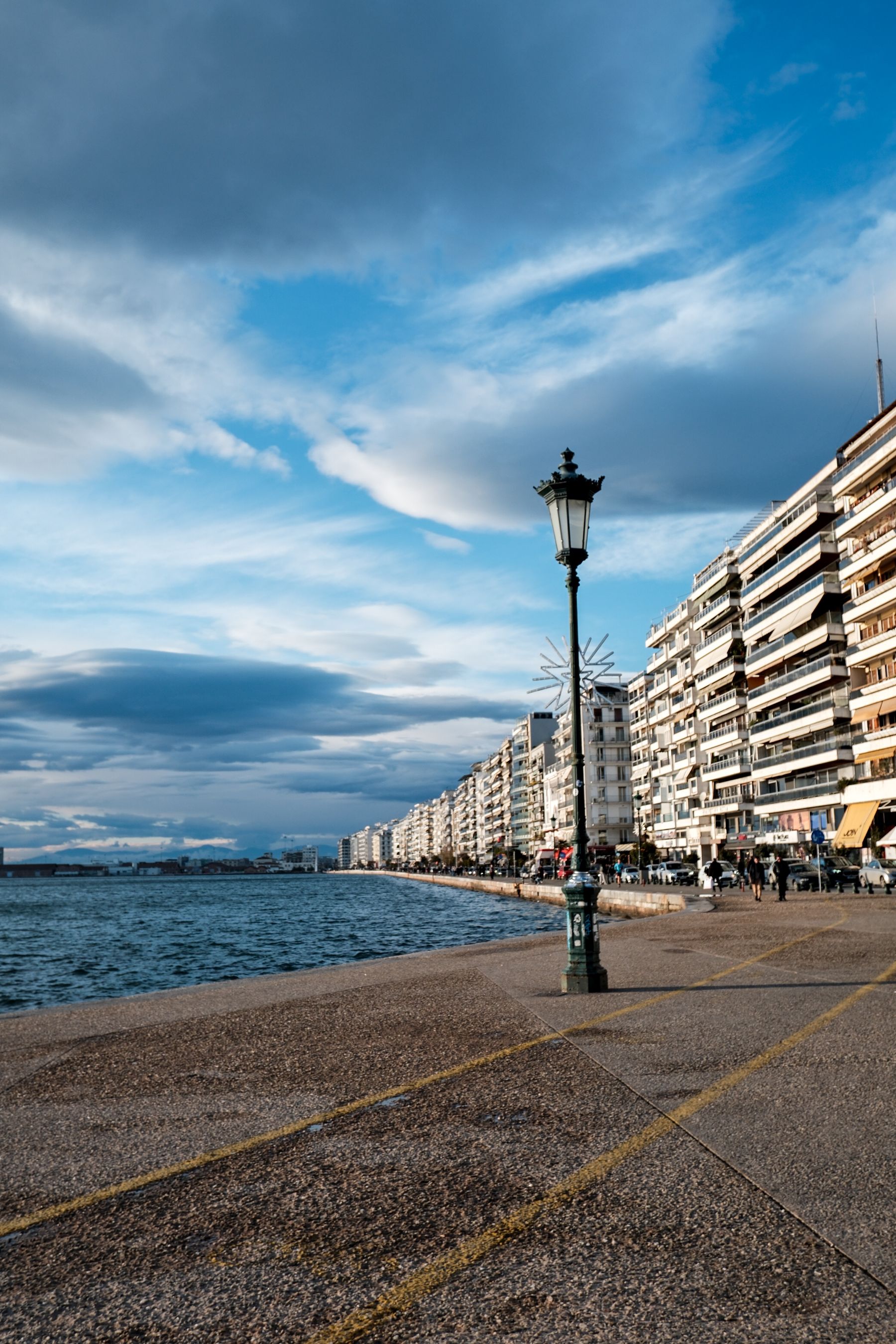 Stimmungsvolle Promenade in Thessaloniki mit urbaner Architektur
