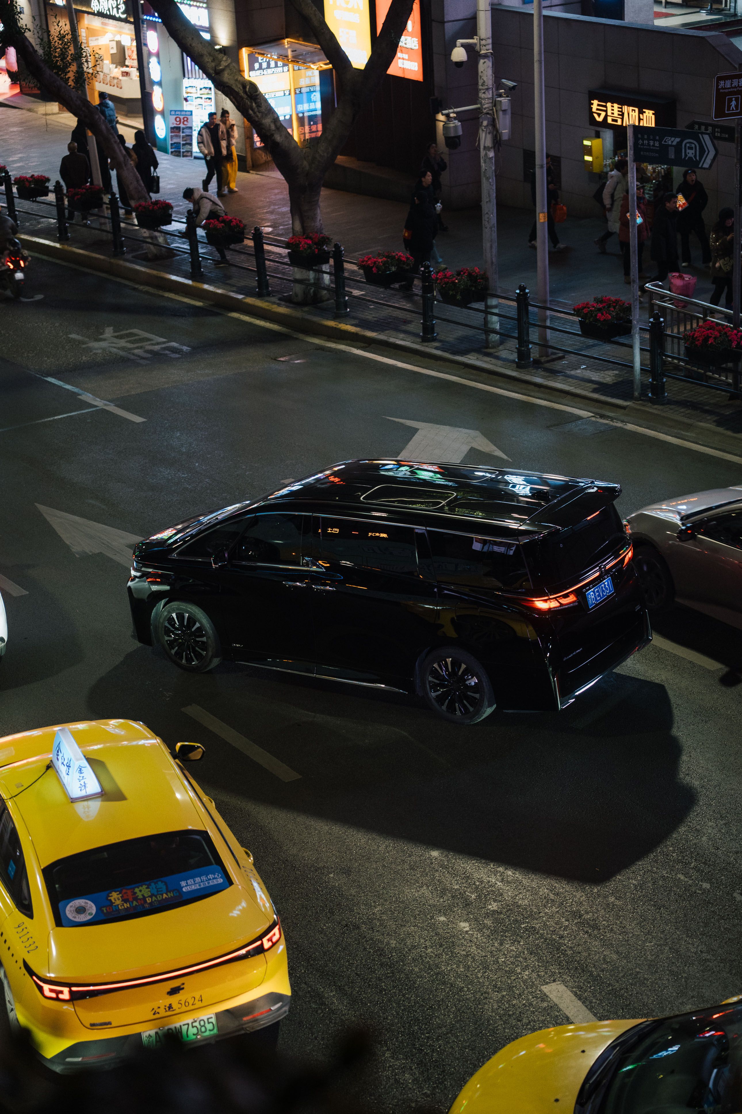 Nighttime Urban Traffic Scene with Cars and Pedestrians · Free Stock Photo