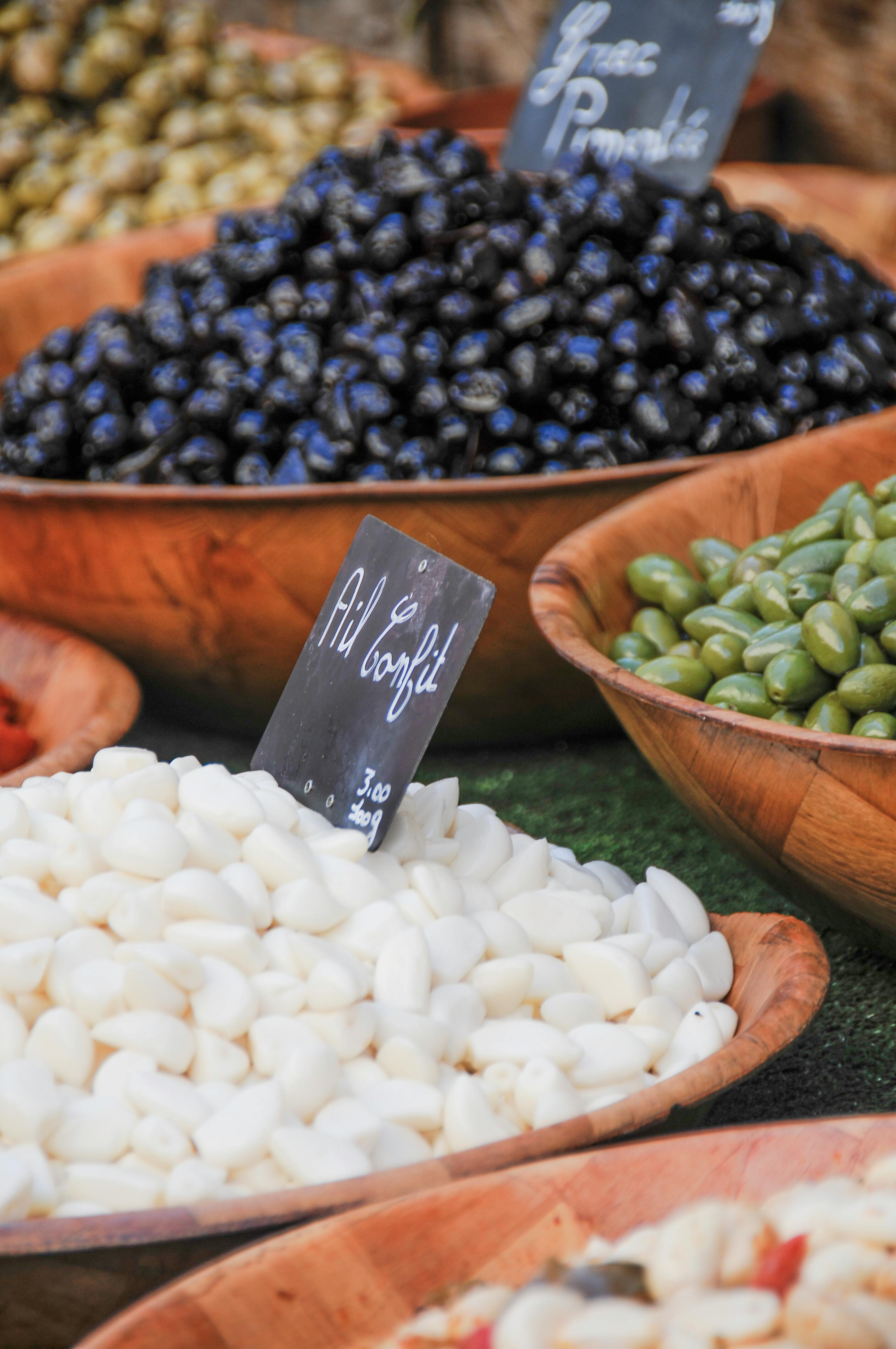 Étal de marché provençal avec olives, tapenade, et produits régionaux
