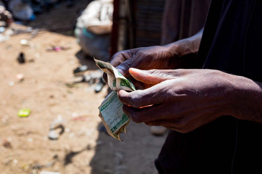 Counting naira notes