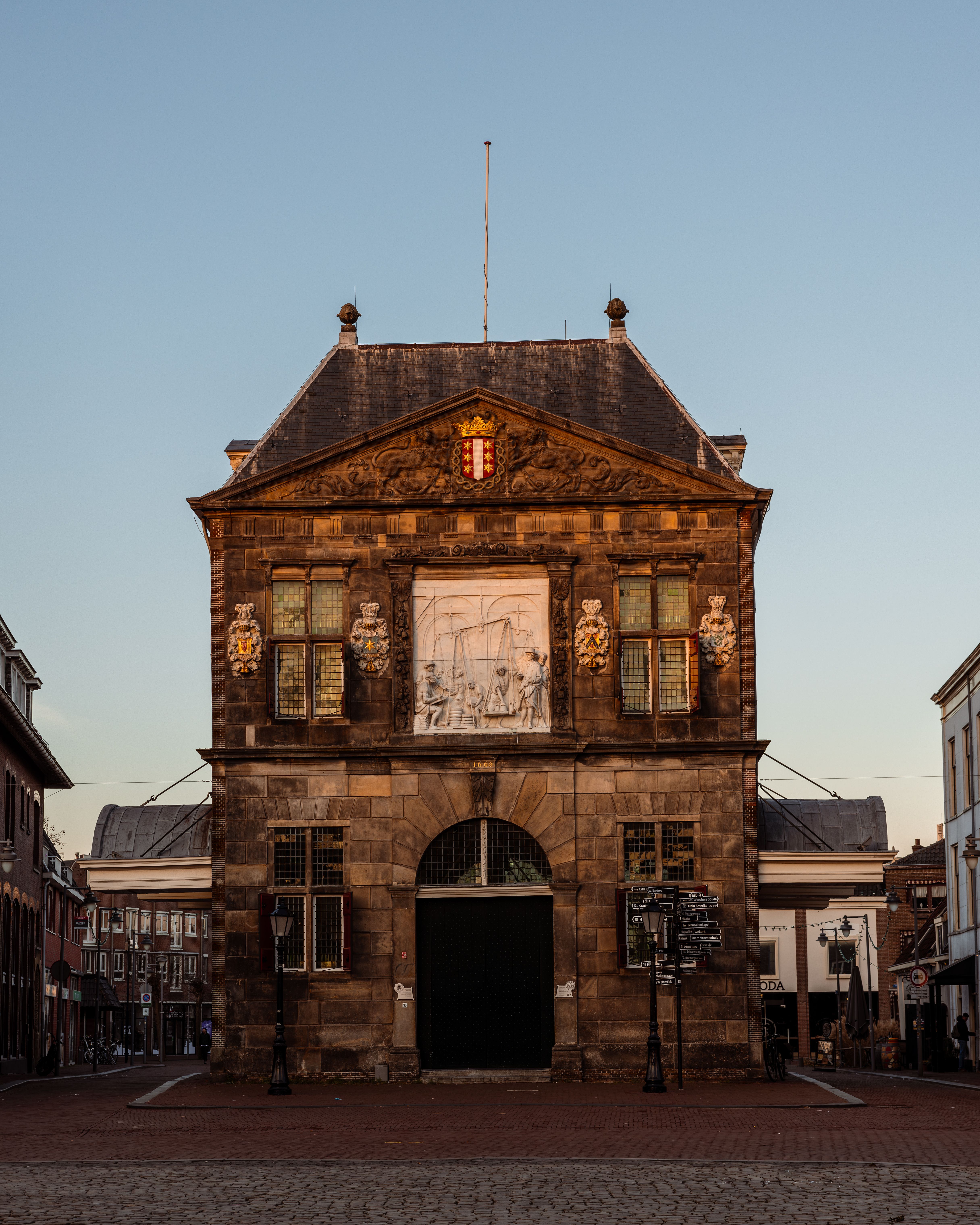 Zonovergoten historisch gebouw in Gouda, Nederland, vastgelegd tijdens zonsondergang.