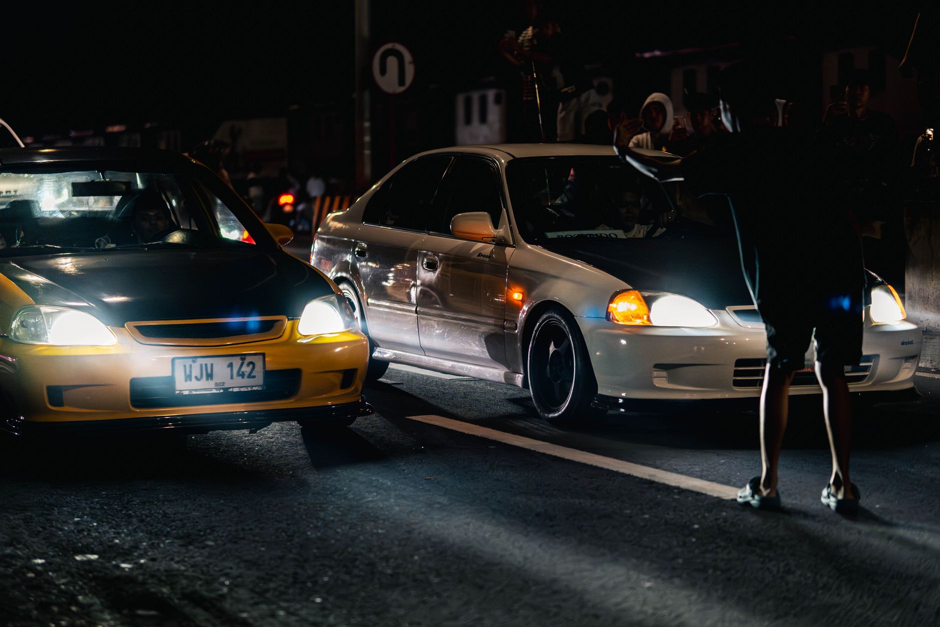 Gece saatlerinde bir sokakta hızla geçen otomobiller