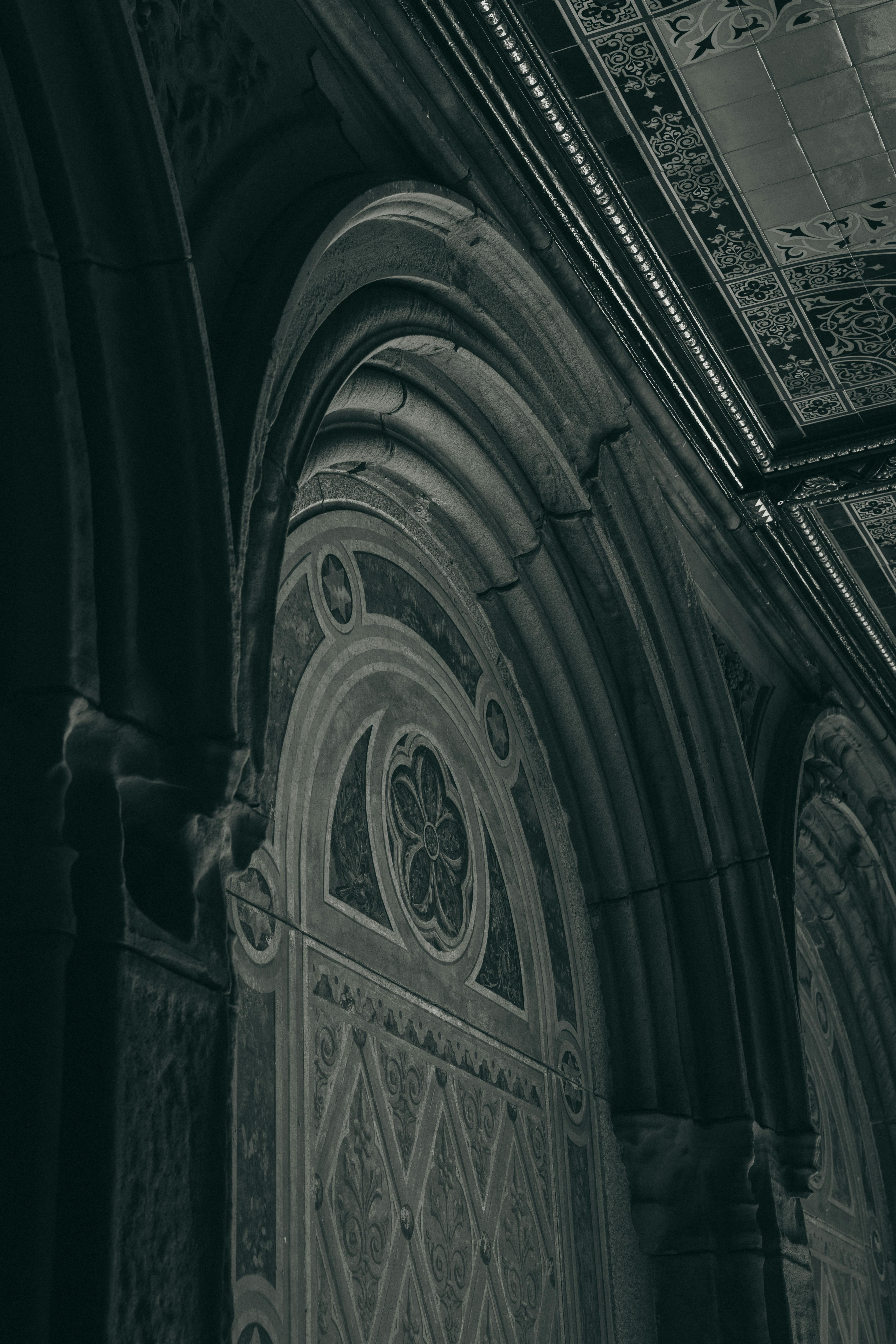 Gratis Esplora i complessi disegni e l'eleganza storica dell'architettura gotica in pietra. Foto a disposizione