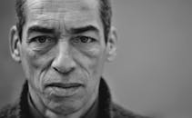 一张表情严肃的成熟男人特写灰度肖像