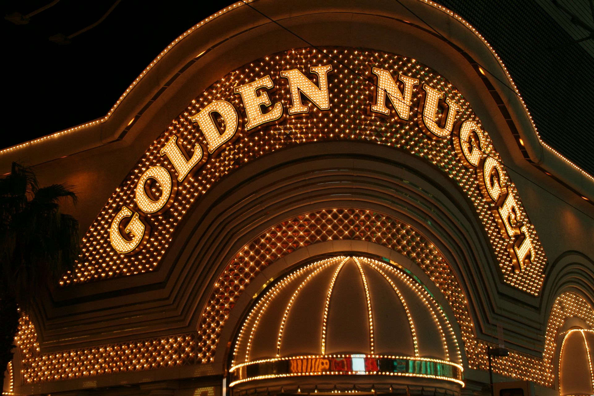 El exterior de un edificio de casino por la noche