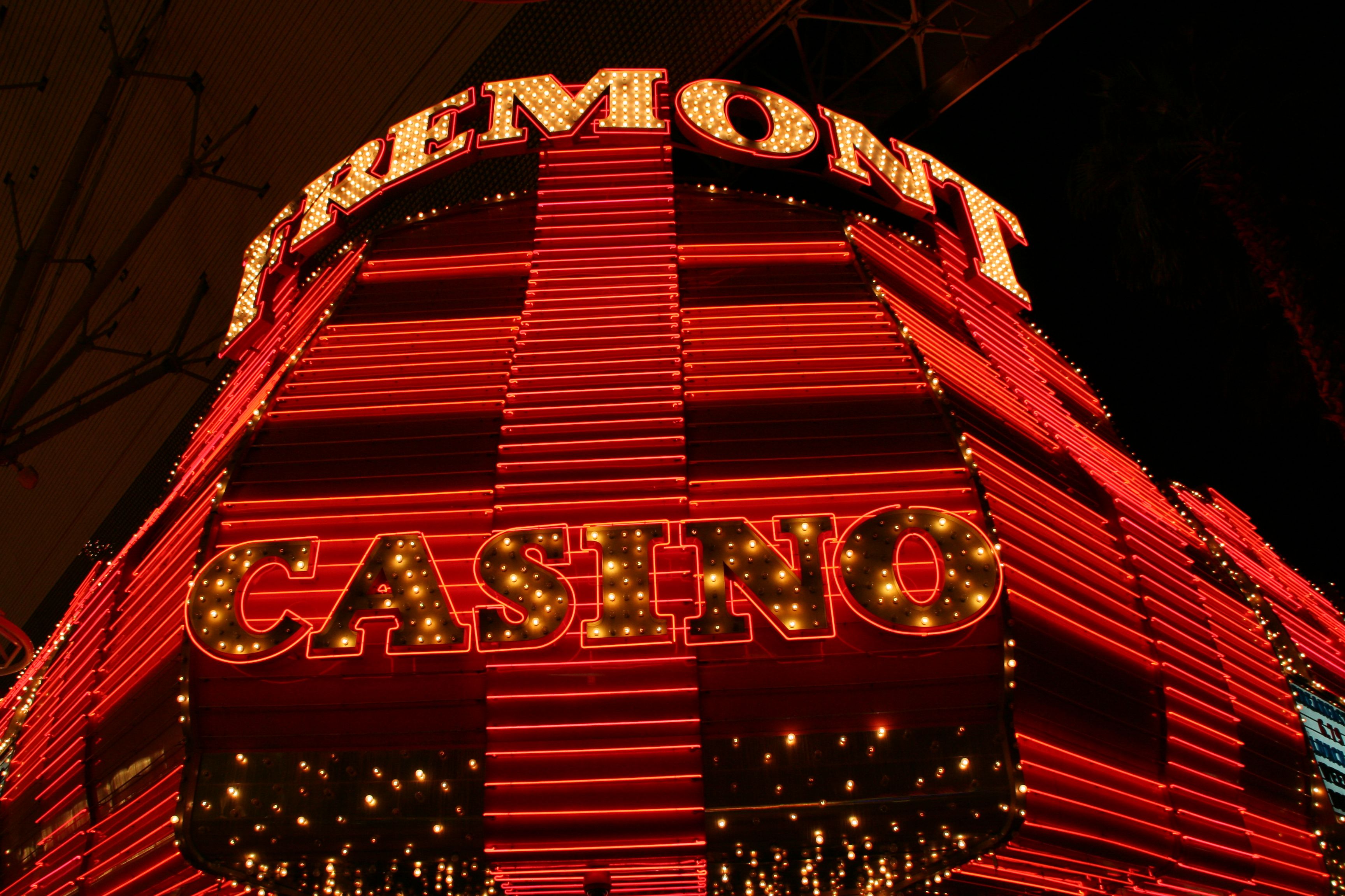 Lumières néon éblouissantes du casino Night la nuit
