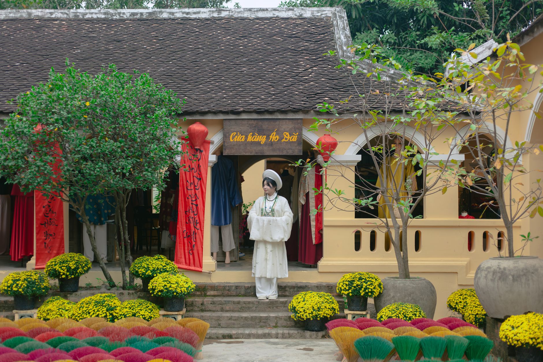 Hàng xe nối dài trước trạm xăng Hoa Kỳ năm 1973, biển giới hạn nhiên liệu và bầu trời mùa đông xám