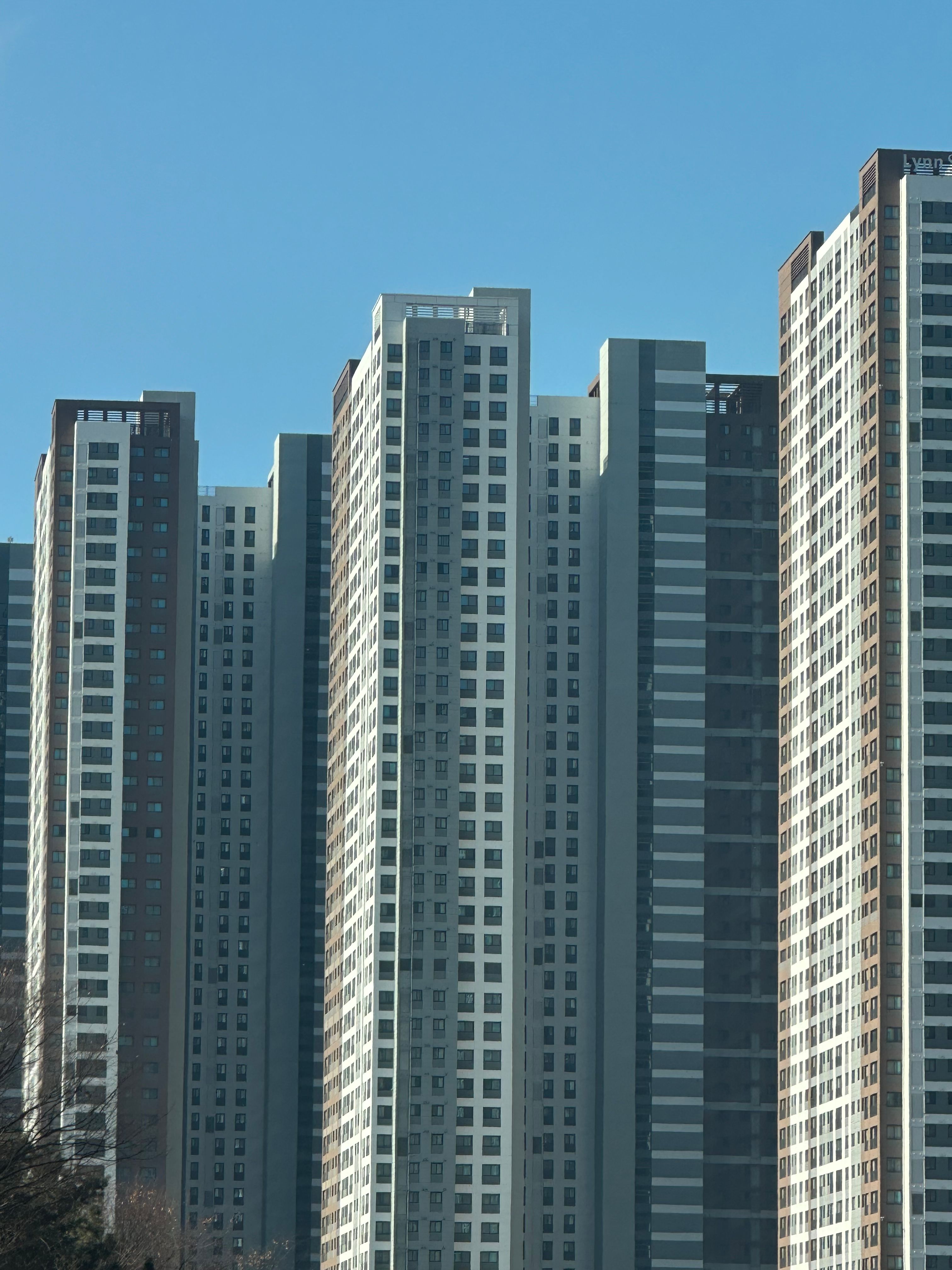 35층 대단지 아파트 조감도 이미지 — 신풍역세권 재개발 예상 완공 규모 참고