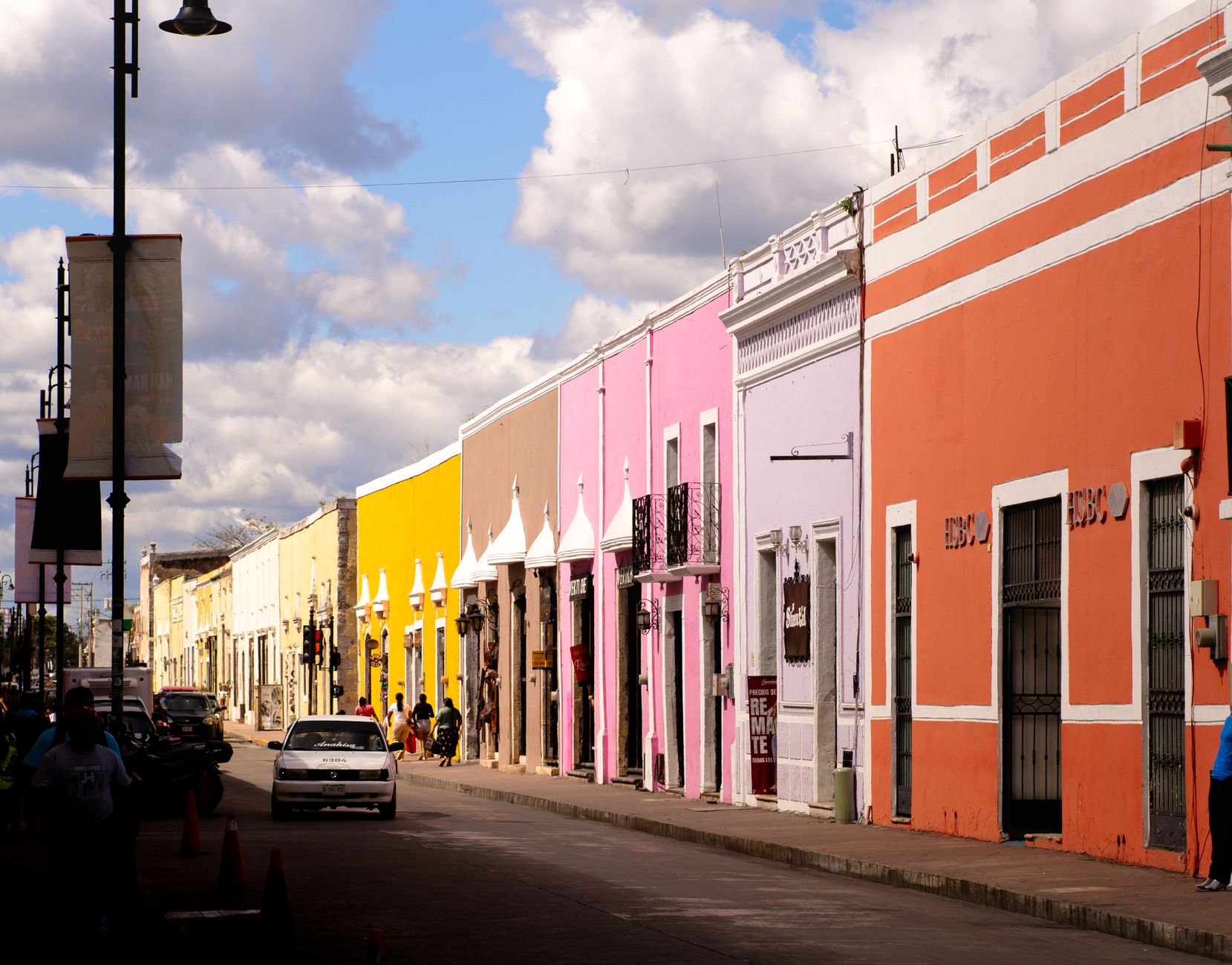 Una calle colonial mexicana de fachadas de colores