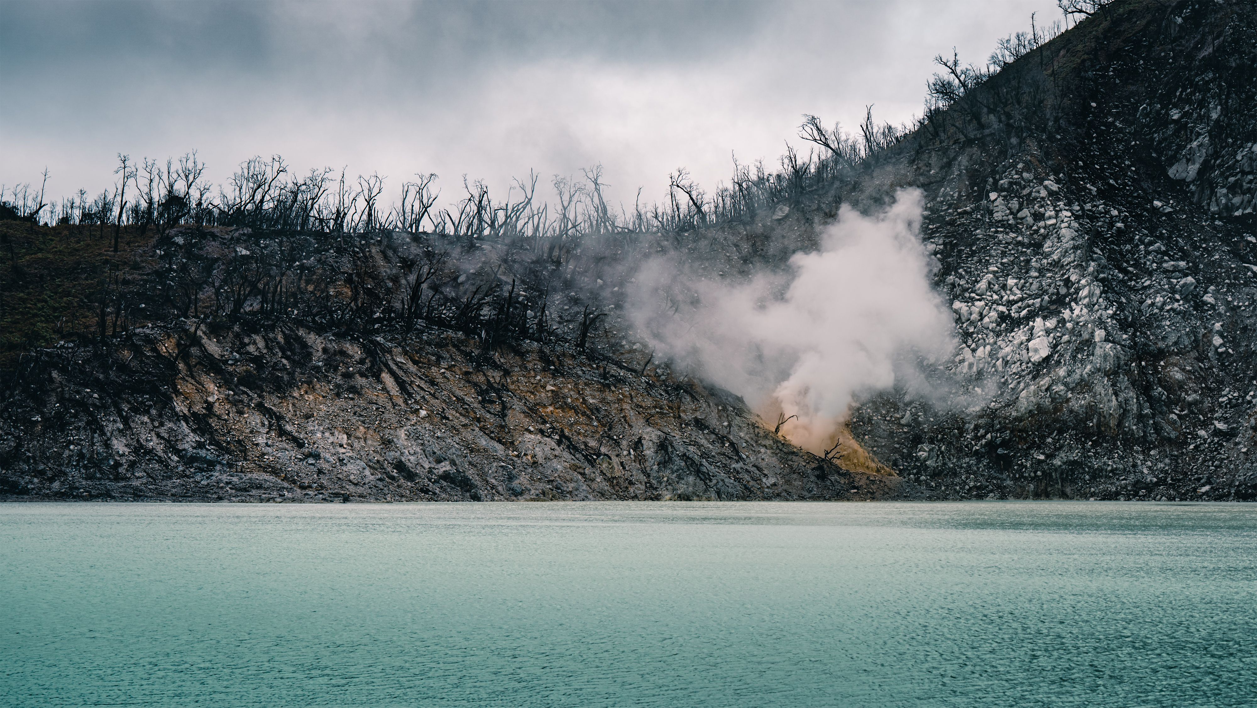 Menginap di Tepi Danau Kawah: Pengalaman Menginap yang Menyatu dengan Alam Pulau Makalehi