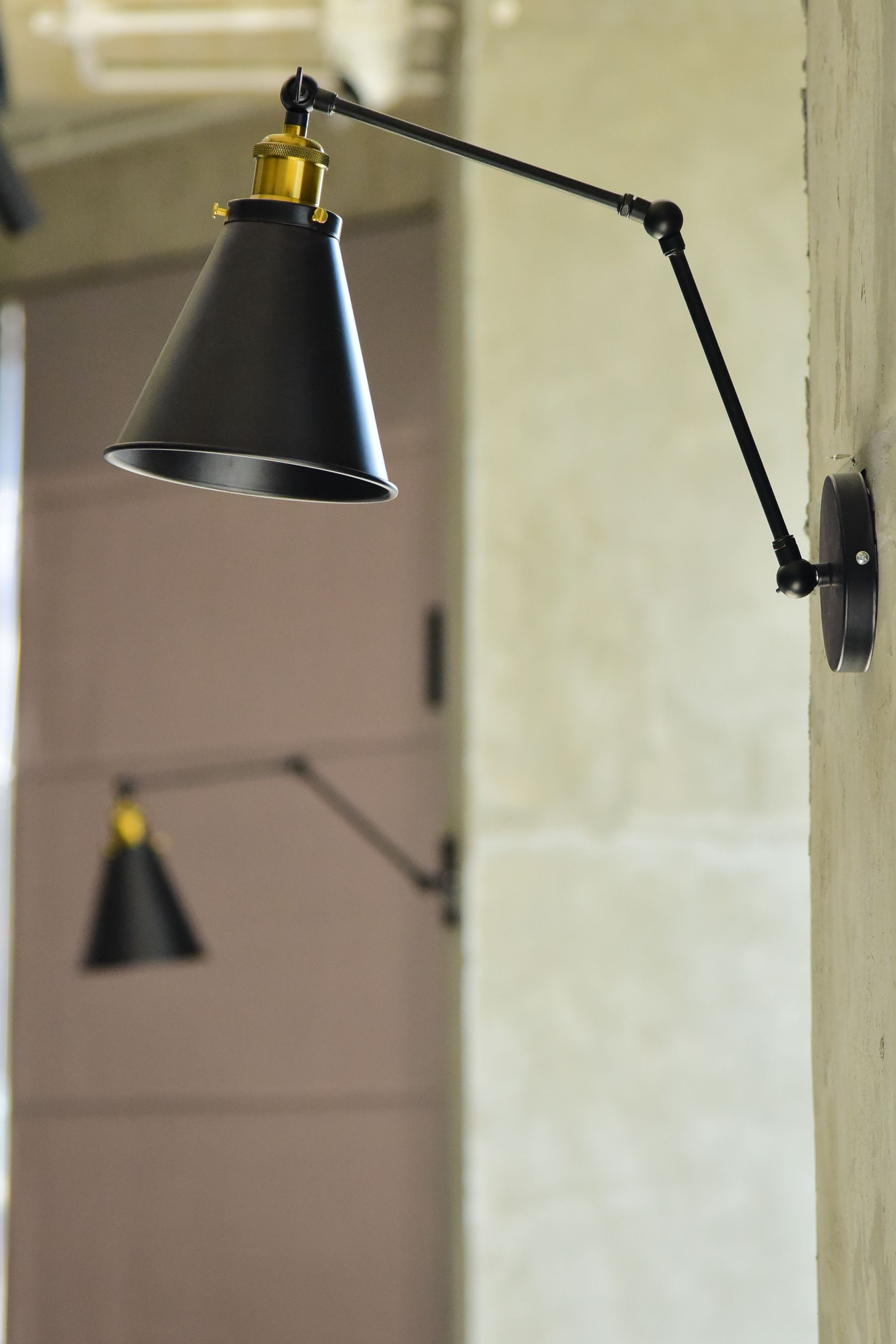 Adjustable black wall sconce in a minimal interior — Sóc Năng Động on Pexels