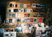 在舒适的书店环境中，书籍和艺术摄影作品充满活力地展示着