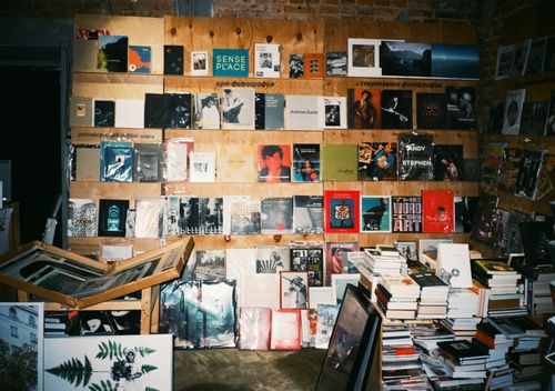 Free A vibrant display of books and art photography in a cozy bookstore setting. Stock Photo