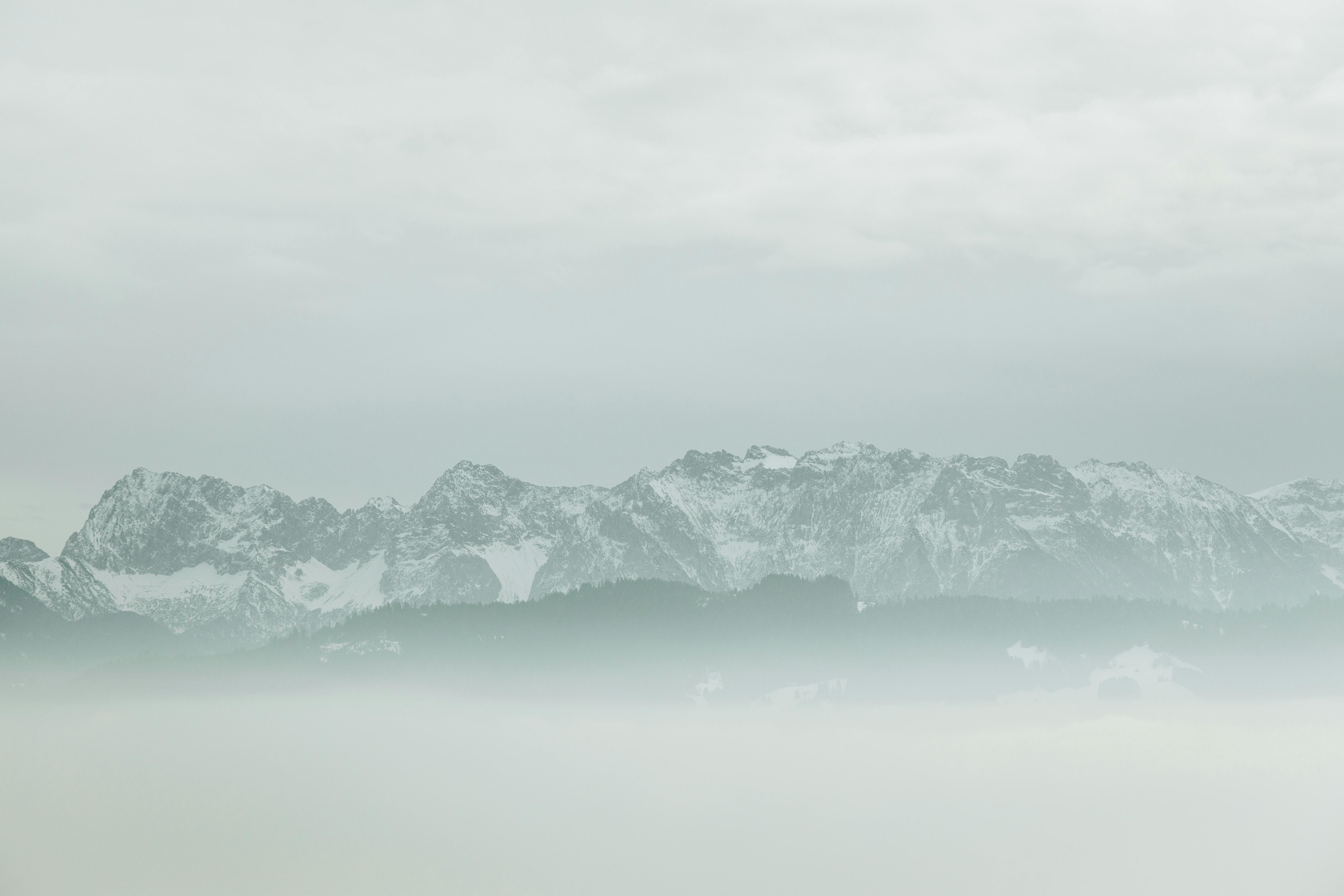 De franc Captivadora serralada nevada envoltada de boira, que evoca la serena bellesa de l'hivern. Foto d'estoc