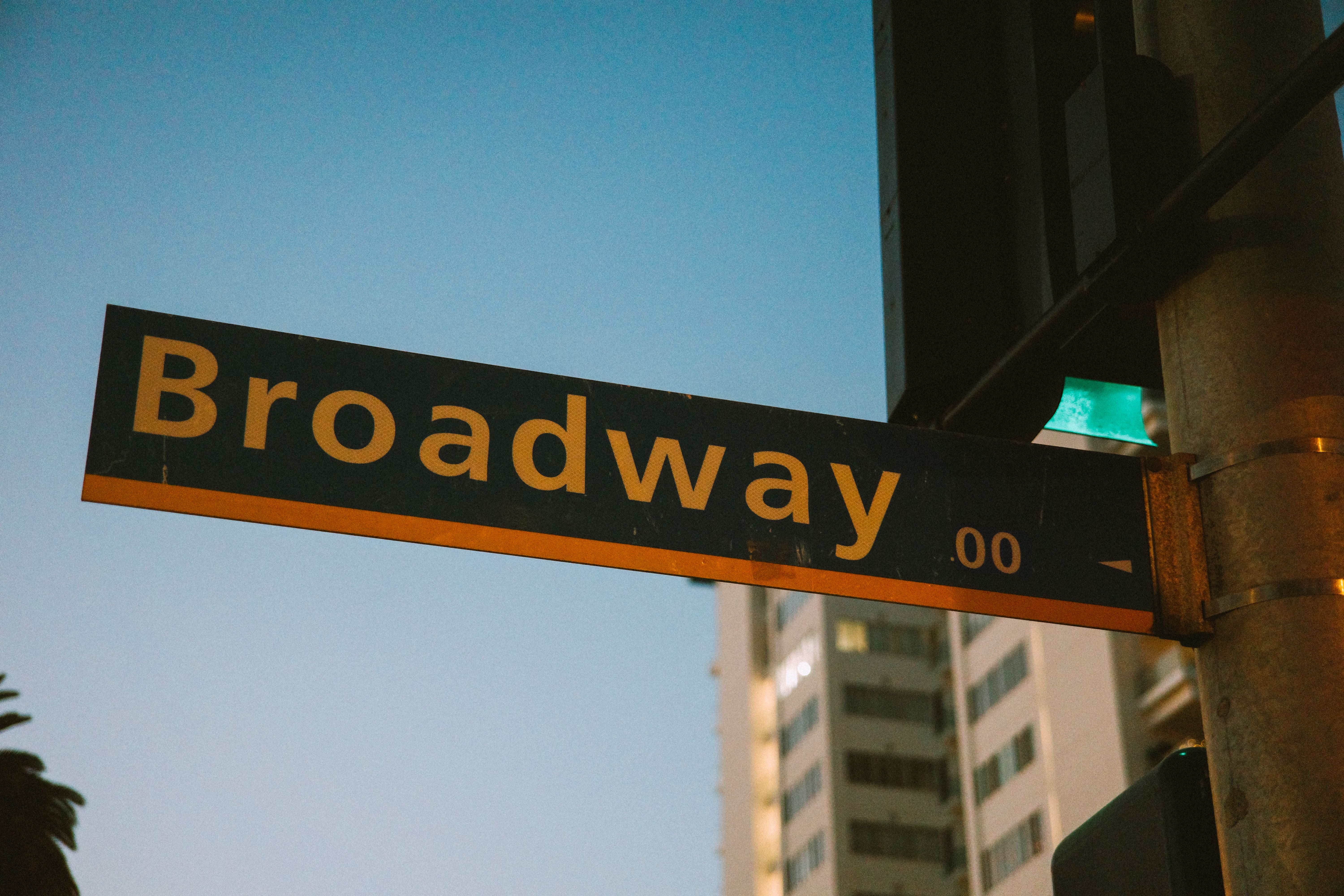 Letrero De Broadway Al Anochecer En El Paisaje Urbano · Foto de stock ...