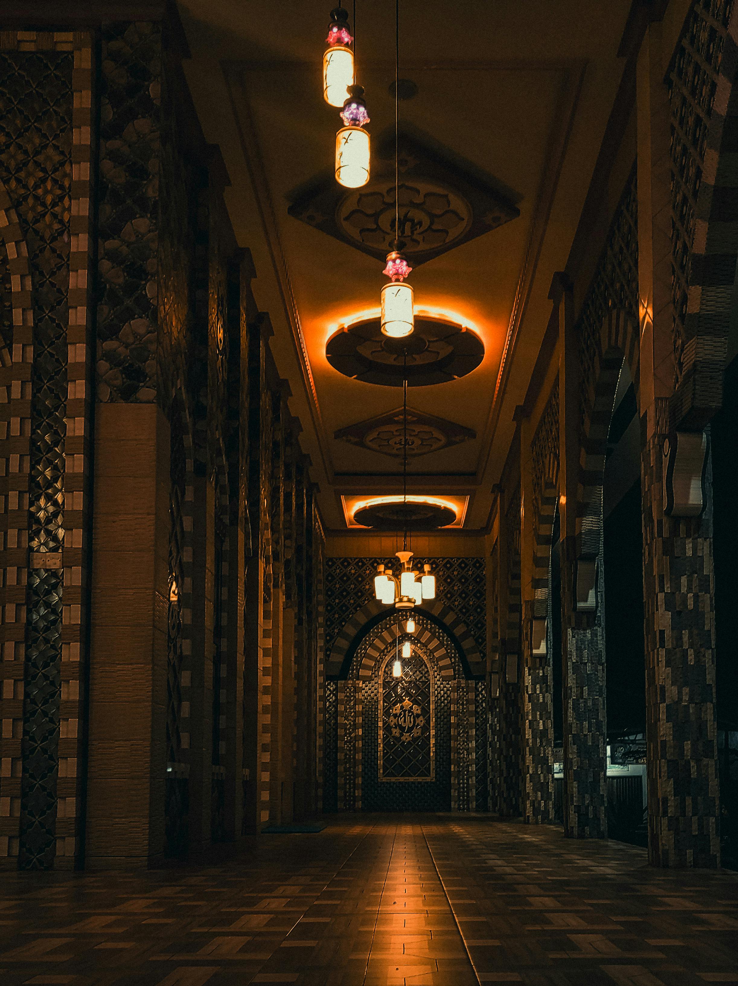 Ücretsiz Gotik tarzda dekore edilmiş koridor, sıcak ve süslü aydınlatmalarla dramatik ve gizemli bir atmosfer yaratıyor. Stok Fotoğraflar