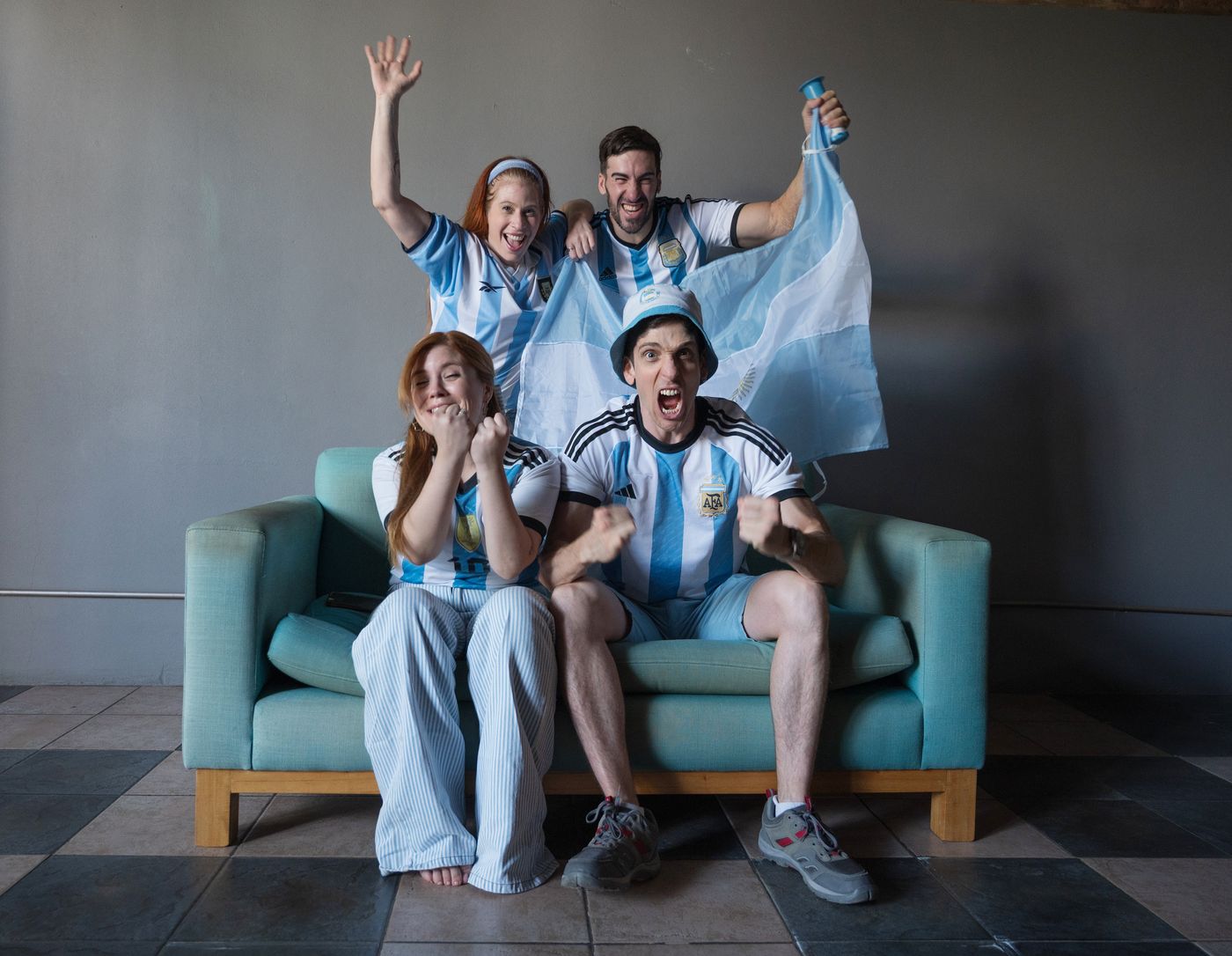 Kibice reprezentacji Argentyny oglądający mecz piłkarski w domu