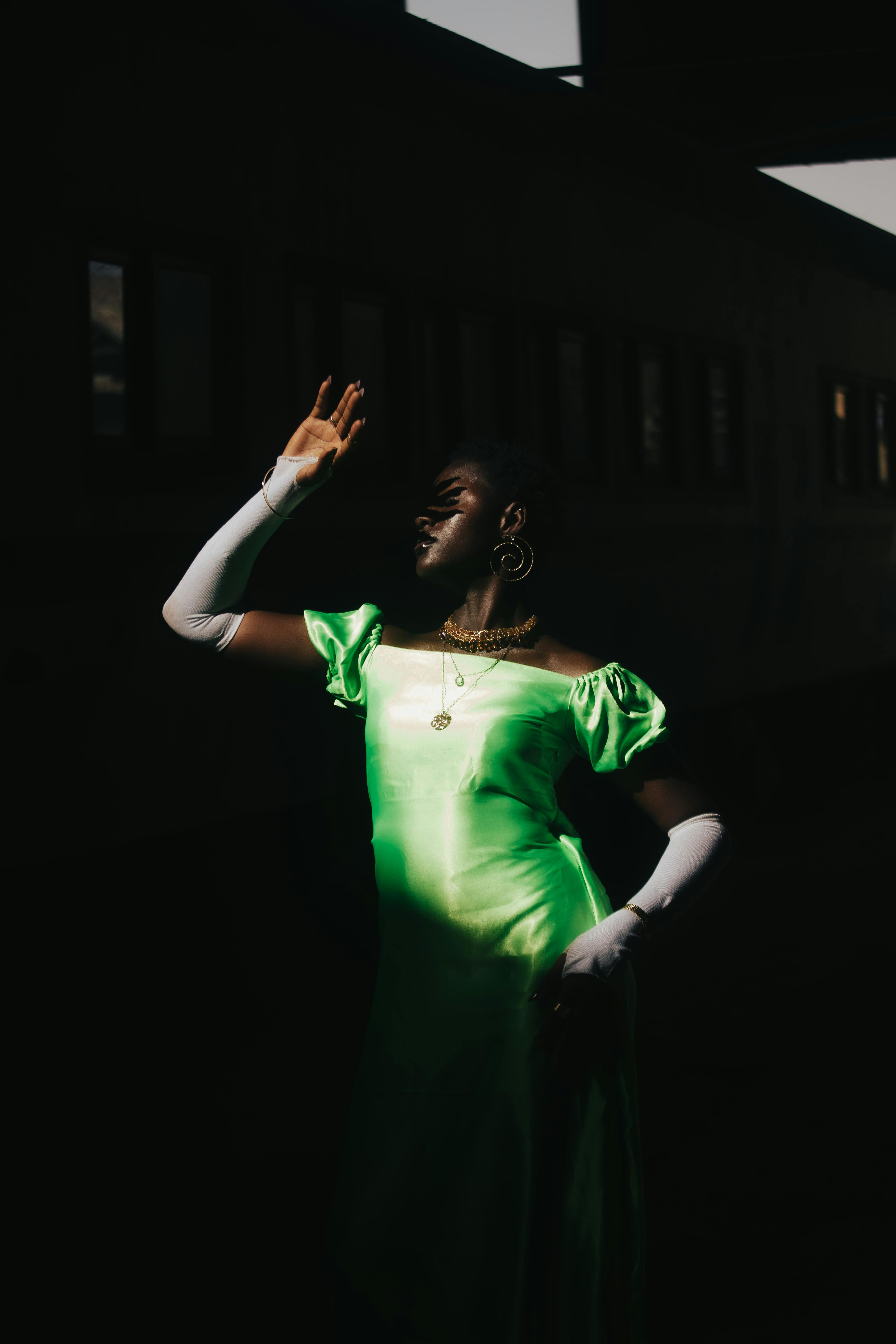 Gratuit Portret elegant al unei femei într-o rochie verde strălucitoare, cu o lumină întunecată și sumbră. Fotografie de stoc