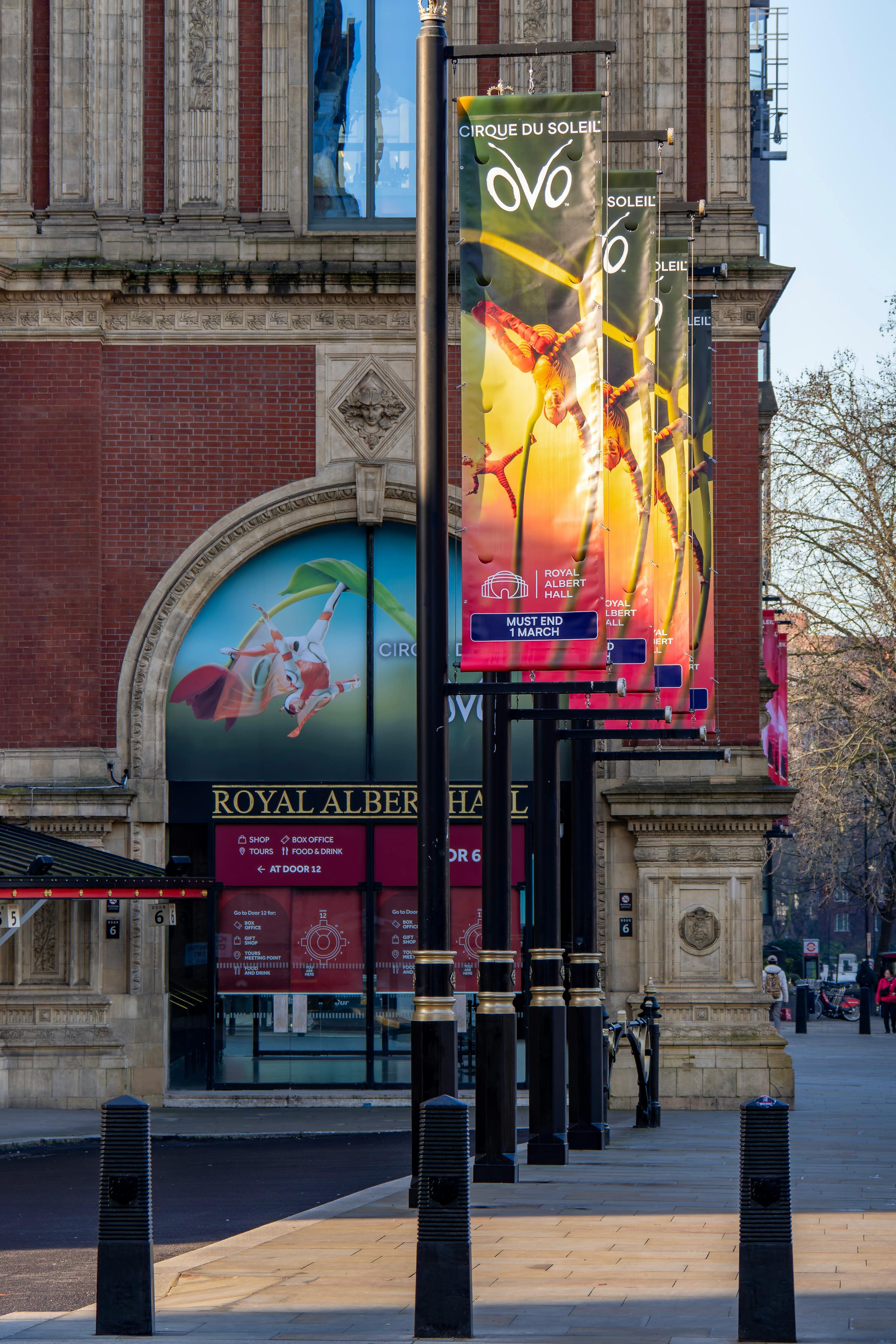 Ücretsiz Londra'daki Royal Albert Hall'un cephesi, Cirque du Soleil'in göz alıcı afişleriyle süslenmiş. Stok Fotoğraflar
