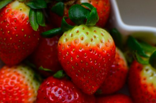 Free Vibrant close-up image of ripe strawberries, showcasing their fresh texture and natural color. Stock Photo