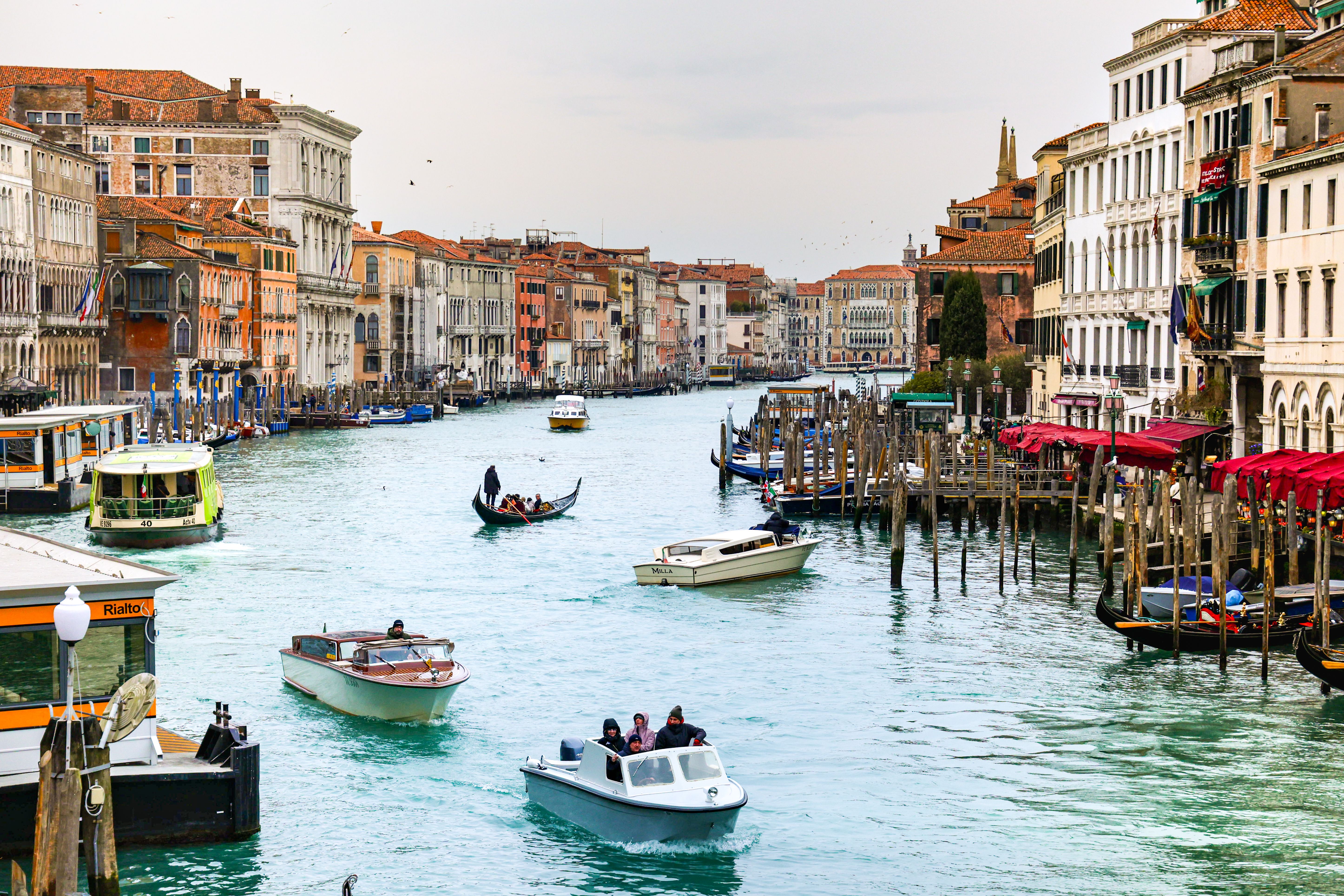 Charming Venice Canal Scene with Boats · Free Stock Photo
