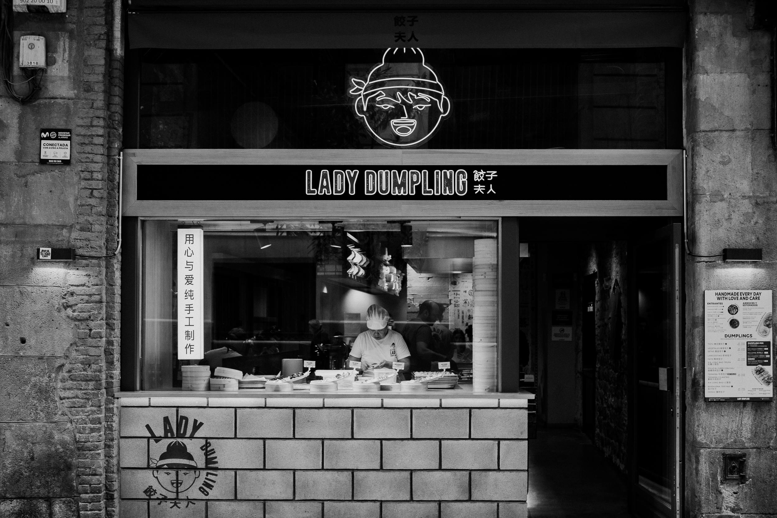 Black and white photo of Lady Dumpling restaurant in Barcelona, showcasing traditional Chinese cuisine.
