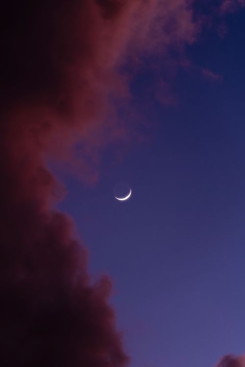 Free Captivating crescent moon amidst vibrant clouds at dusk in Akumal, Mexico. Stock Photo