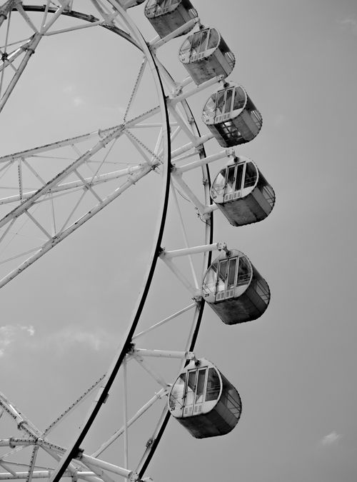 Free Black and white image of a Ferris wheel in Pasay City, Manila, capturing its industrial design. Stock Photo