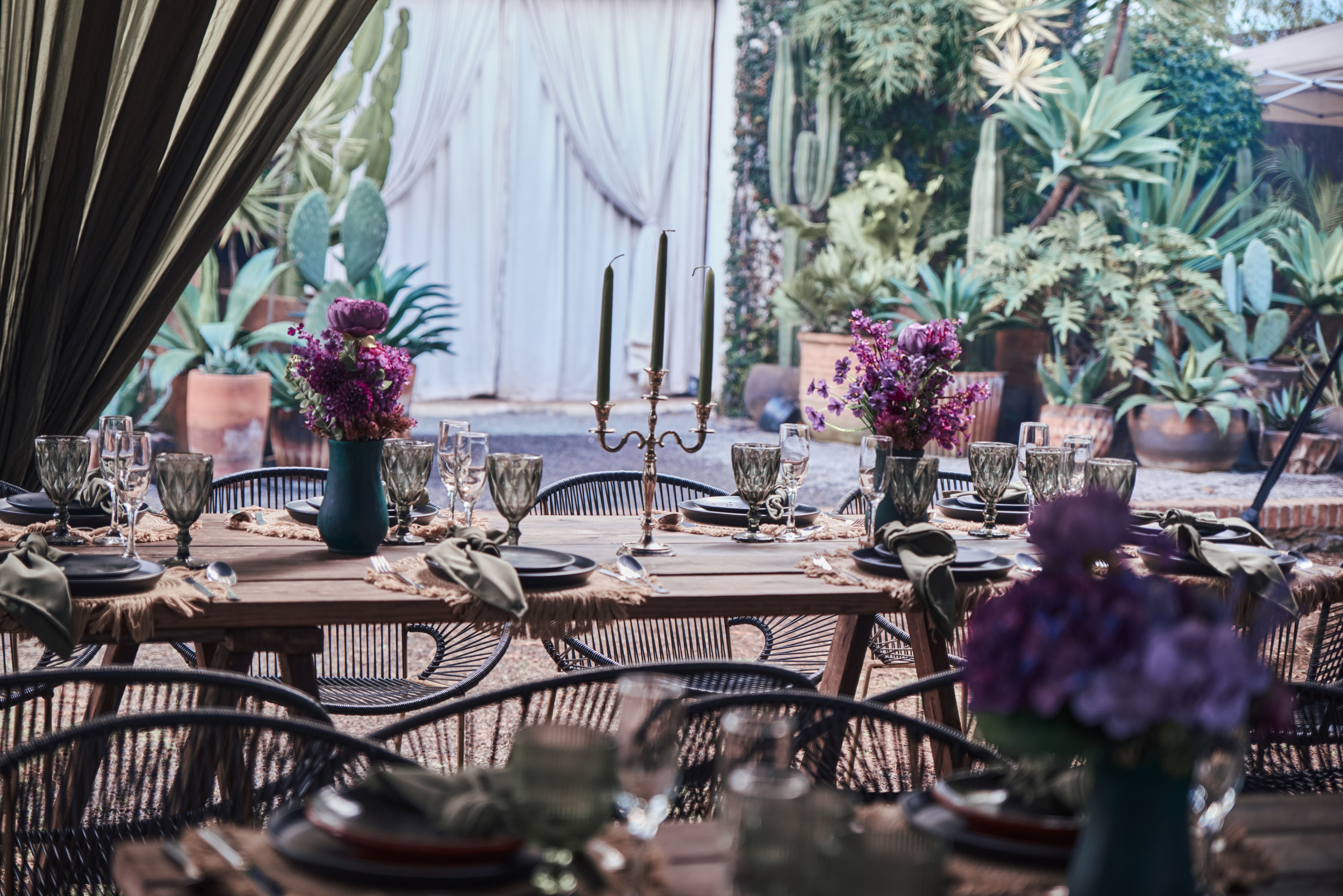 Captivating outdoor dining scene with lush greenery and elegant floral arrangements in Morelia, Mexico.