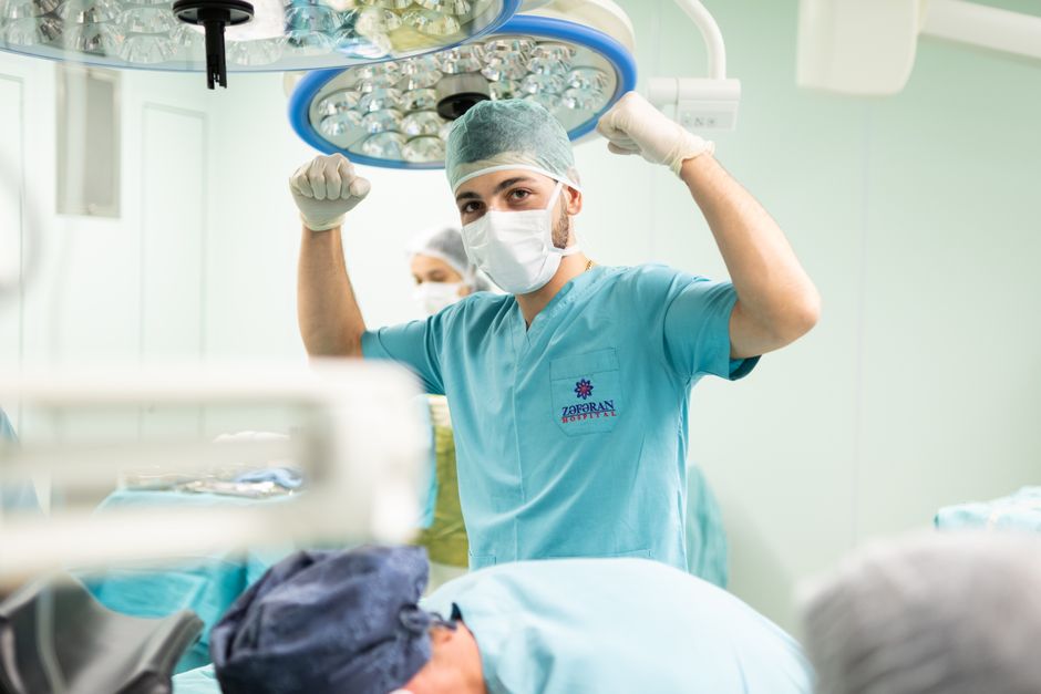 Surgical team illustrating knee replacement cost without insurance
