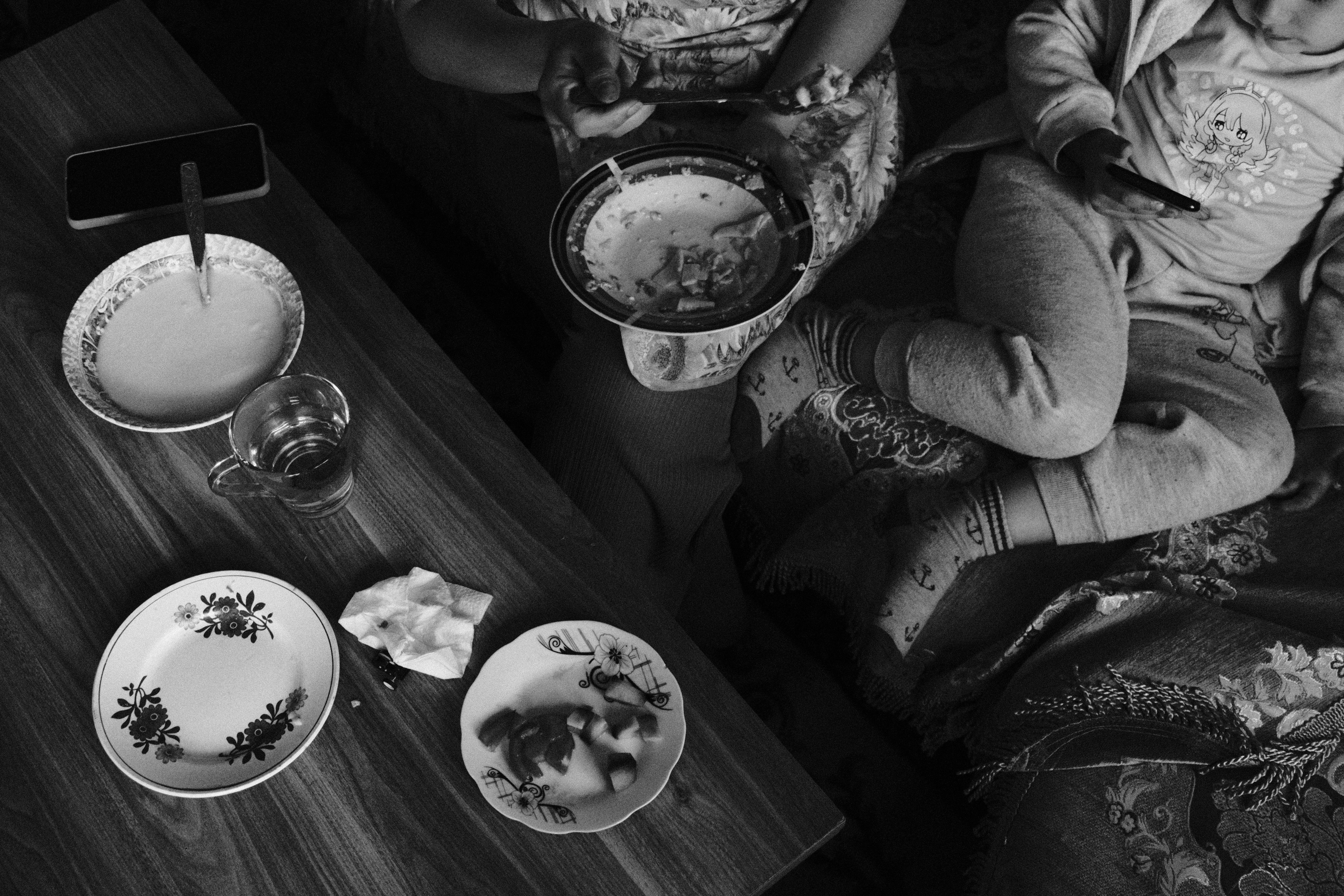 Ücretsiz ahşap masa, aile bağı, aile yemeği içeren Ücretsiz stok fotoğraf Stok Fotoğraflar