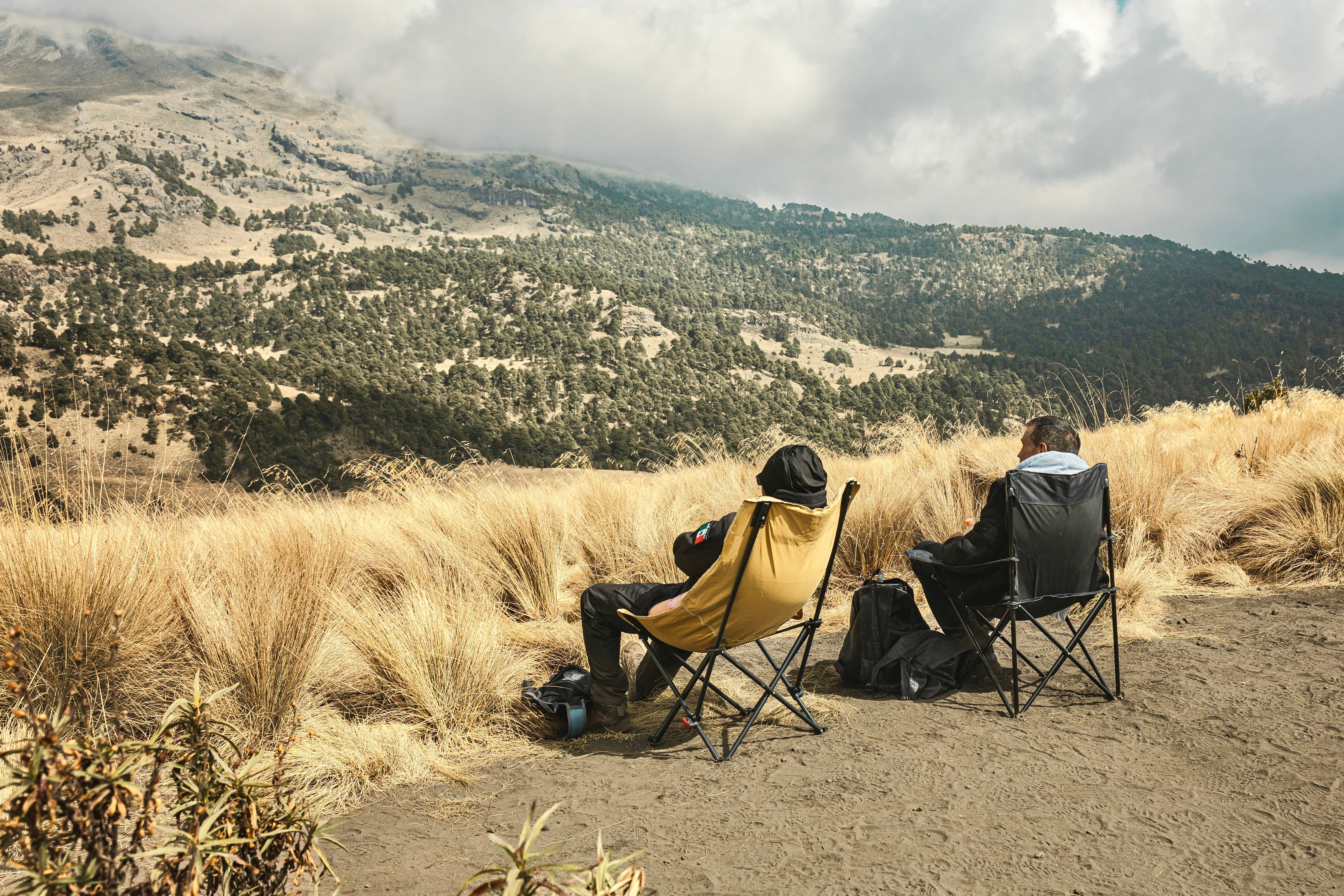 Scenic Outdoor Retreat: Relaxation in Nature's Embrace · Free Stock Photo
